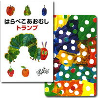 ギフト対応について Playing Cards by Eric Carle 【トランプ界のベストセラー！】はらぺこあおむしトランプ エリック・カールは1929年アメリカ生まれの絵本作家で、今までに40作品以上の素晴らしい絵本を発表しています。鮮やかな色彩感覚によって「絵本の魔術師」といわれることも。こちらはその代表作、『はらぺこあおむし』をモチーフにしたトランプです。大人も子どもも思わず「かわいい！」と叫んでしまいそうなこのトランプ。裏柄をパァっと広げたときは壮観です。神経衰弱で遊ぶときもわくわくしそう？どこへ行っても人気ナンバーワンの、お手ごろ価格も嬉しいトランプです。カードサイズ：ブリッジ素材：トランプ紙メーカー：ケイエス販売/Japan　