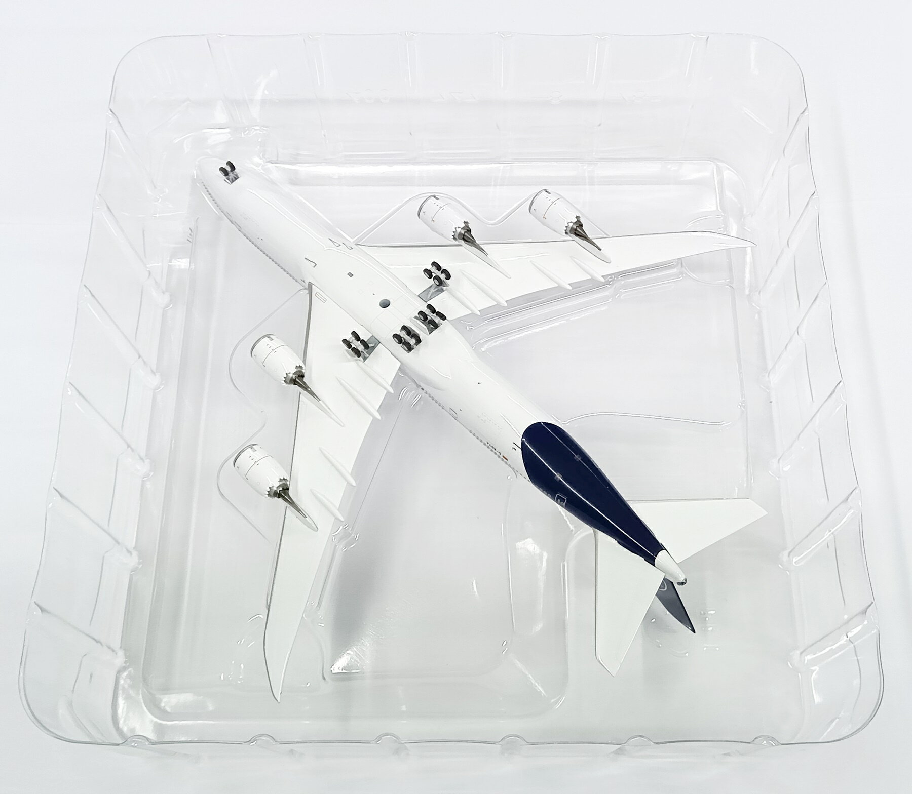 【中古】 その他 完成品(航空機) 民間機 NGmodel 1/400 78027 ボーイング747-8 ルフトハンザ航空 D-ABYA 【B】 外箱傷み・蓋部破れ 主翼付け根付近変色・塗装擦れ 微細な塗装ムラはご容赦下さい。 3