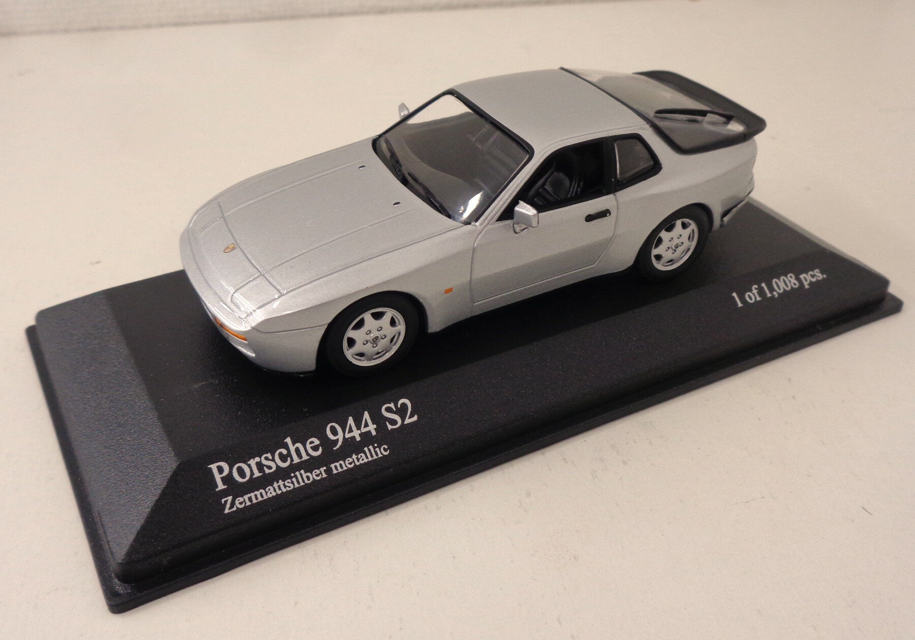 【中古】 その他 スケールミニカー(1/43) P.M.A/ミニチャンプス　　ポルシェ　944 S2(シルバー) 【A´】 ※若干の外箱傷み及びケースキズあり　※商品の性質上多少の塗装ムラ等はご容赦下さい