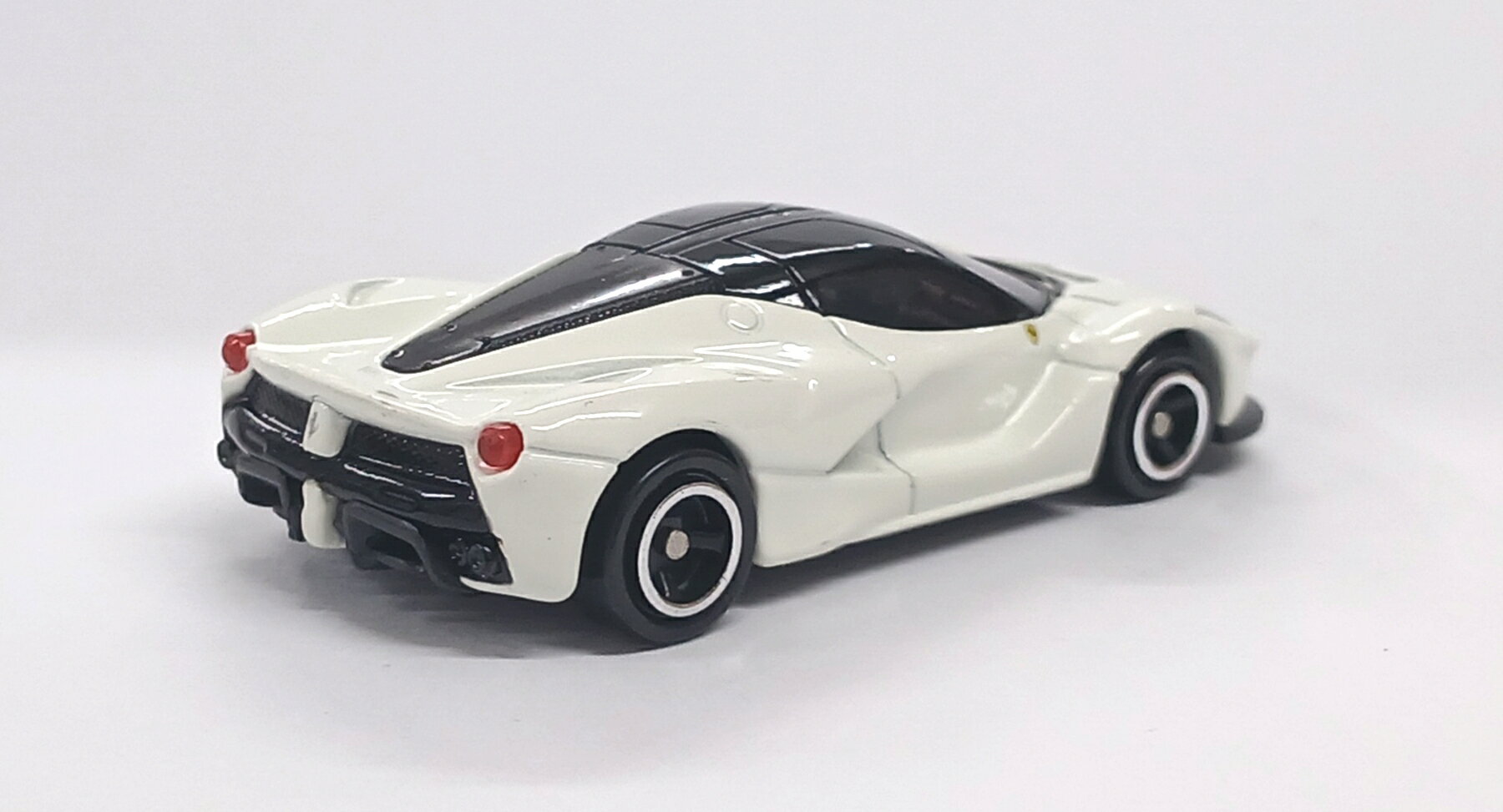 【中古】 タカラトミー トミカ イベントモデル No.27 ラフェラーリ(ホワイトXブラック) 【A´】 外箱傷み 微細な塗装ムラはご容赦下さい。