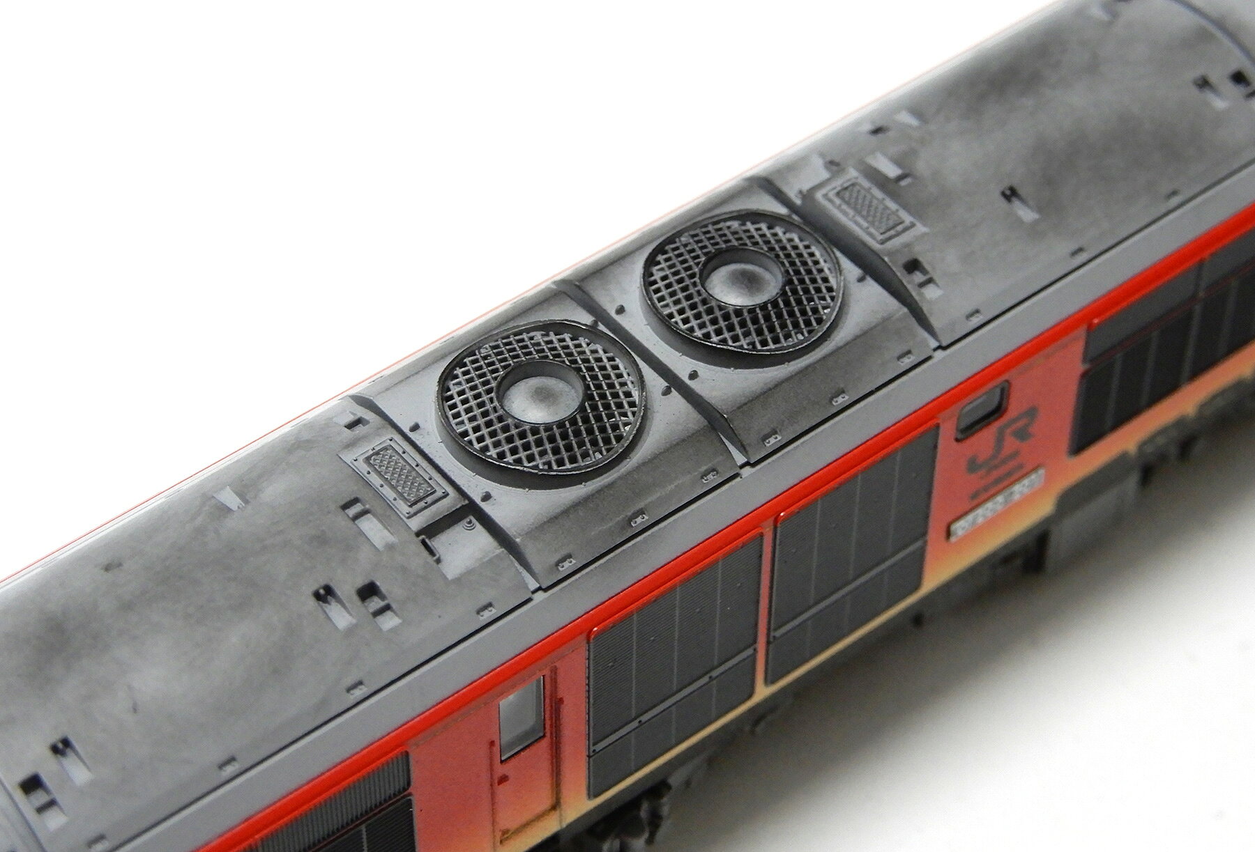 ホビーランドぽち 楽天市場店の【中古】Nゲージ TOMIX(トミックス) 2253 JR DF200-200形ディーゼル機関車(201号機・Ai-Me) 2023年ロット 【ジャンク】 動力・ライト確認済 / パーツ・ナンバー取付済 / 屋根上ウェザリング加工｜アングル3