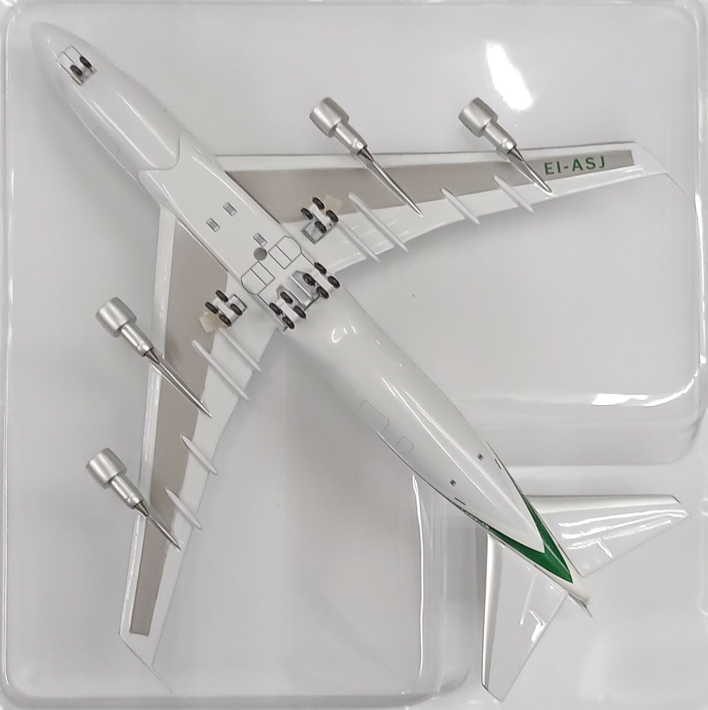 【中古】 その他 完成品(航空機) 民間機 エアロクラシック 1/400 AC70402 B747-100 エアリンガス EI-ASJ 【A´】 ※メーカー出荷時の塗装ムラ等はご容赦下さい 2
