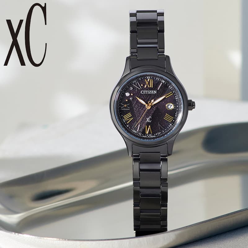シチズン[CITIZEN]シチズン時計は、腕時計の部品から、完成時計の組立・調整まで自社一貫製造できるマニュファクチュールであり、世界約140の国と地域でビジネスを展開しています。1918年の創業以来、”Better Starts Now”「どんな時であろうと『今』をスタートだと考えて行動する限り、私たちは絶えず何かをより良くしていけるのだ」という信念のもと、機械式から始まり、世界に先駆けて開発した光発電技術「エコ・ドライブ」や、最先端の衛星電波時計など、常に時計の可能性を考え、開発を重ねてきました。シチズン時計はこれからも時計の未来を切りひらいていきます。CITIZENの光発電技術「エコ・ドライブ」を象徴する「光と時」をテーマにした限定コレクションとして2015年に誕生した「LIGHT in BLACK」。2026年、エコ・ドライブ誕生50周年のアニバーサリーイヤーに初代「LIGHT in BLACK」を彷彿させるブラックとゴールドのカラーリングで「LIGHT in BLACK Eco-Drive 50th Anniversary Edition」として登場します。文字板は、「50周年」にちなんで、5つの角度の異なるパターンを合わせたデザインに仕上げ、光の反射によって美しく輝きます。［xC］前を向く女性を応援するエンパワーウオッチブランド、シチズン xC（クロスシー）。・クロスシーで人気の「hikari collection」をベースにしたブラックの外装が、キリッと引き締まった印象を与えます。・文字板は、5つのパターンが重なり合い、ざらりとした質感とグラデーション、練り込まれたラメの輝きが豊かな表情を演出。・シンプルな中にもシャープな印象を感じさせる、ローマ数字のインデックスはゴールドカラーとシルバーカラーを交互にレイアウトし、光と影を表現しました。・50分の位置に1個のラボグロウン・ダイヤモンドをセッティングし、その周りにカットパーツを華やかに散りばめています。りゅうずにもラボグロウン・ダイヤモンドをあしらい、腕元できらりと輝くアクセントに。型番ES9495-59Eケース材質：スーパーチタニウムデュラテクトDLC（ブラック色）サイズ約：横27mm×厚8.2mmベルト幅：12mmベルト材質：スーパーチタニウムデュラテクトDLC（ブラック色）カラー：ブラックムーブメント電波ソーラー クォーツ（電池式）機能キャリバーNO:H060-04M月差±15秒（非受信時）パーペチュアルカレンダー日中欧米電波受信受信局自動選択機能定時受信機能強制受信機能衝撃検知機能付加仕様： 耐ニッケル加工済み（肌に優しい仕様）1種耐磁夜光（針）文字板部品：再生素材文字板：ラボグロウン・ダイヤモンド入りゅうず：ラボグロウン・ダイヤモンド入風防素材:球面サファイアガラス防水機能防水性：5気圧防水付属品CITIZEN純正BOX保証書※SDGs(環境問題)への取り組みの一環として、紙の説明書が付属しないブランドがございます。予めご了承くださいませ。この商品のお問い合わせ番号HSR-item-74342選ばれているキーワードレディス 女性 女性用 女子 女子用 女性腕時計 レディース腕時計 レディースウォッチ 仕事 仕事用 ビジネス ビジネス用 社会人 新社会人 誕生日 誕生日プレゼント 記念日 結婚記念日 お祝い 贈り物 プレゼント ギフト 入学祝 入学祝い 卒業祝 卒業祝い 就職祝 就職祝い 成人 成人式 成人祝い 母の日 母の日プレゼント 母の日ギフト クリスマス クリスマスプレゼント クリスマスギフト 恋人 ホワイトデー 彼女 妻 嫁 さん 奥さん ママ 母 お母さん 母さん 母親 娘 孫 姪 姪っ子 おばあちゃん 義母 義母さん お義母さん 友達 ファッション レディースファッション レディスファッション 学生 学生用 学校 学校用 遠足 旅行 修学旅行 可愛い かわいい カワイイ 大人 大人可愛い 大人かわいい 大人カワイイ お洒落 おしゃれ オシャレ お出かけ おでかけ デート 10代 20代 30代 40代 50代 60代 70代 80代 メーカー希望小売価格はメーカーサイトに基づいて掲載していますシチズン[CITIZEN]シチズン時計は、腕時計の部品から、完成時計の組立・調整まで自社一貫製造できるマニュファクチュールであり、世界約140の国と地域でビジネスを展開しています。1918年の創業以来、”Better Starts Now”「どんな時であろうと『今』をスタートだと考えて行動する限り、私たちは絶えず何かをより良くしていけるのだ」という信念のもと、機械式から始まり、世界に先駆けて開発した光発電技術「エコ・ドライブ」や、最先端の衛星電波時計など、常に時計の可能性を考え、開発を重ねてきました。シチズン時計はこれからも時計の未来を切りひらいていきます。CITIZENの光発電技術「エコ・ドライブ」を象徴する「光と時」をテーマにした限定コレクションとして2015年に誕生した「LIGHT in BLACK」。2026年、エコ・ドライブ誕生50周年のアニバーサリーイヤーに初代「LIGHT in BLACK」を彷彿させるブラックとゴールドのカラーリングで「LIGHT in BLACK Eco-Drive 50th Anniversary Edition」として登場します。文字板は、「50周年」にちなんで、5つの角度の異なるパターンを合わせたデザインに仕上げ、光の反射によって美しく輝きます。［xC］前を向く女性を応援するエンパワーウオッチブランド、シチズン xC（クロスシー）。・クロスシーで人気の「hikari collection」をベースにしたブラックの外装が、キリッと引き締まった印象を与えます。・文字板は、5つのパターンが重なり合い、ざらりとした質感とグラデーション、練り込まれたラメの輝きが豊かな表情を演出。・シンプルな中にもシャープな印象を感じさせる、ローマ数字のインデックスはゴールドカラーとシルバーカラーを交互にレイアウトし、光と影を表現しました。・50分の位置に1個のラボグロウン・ダイヤモンドをセッティングし、その周りにカットパーツを華やかに散りばめています。りゅうずにもラボグロウン・ダイヤモンドをあしらい、腕元できらりと輝くアクセントに。 型番ES9495-59Eケース材質：スーパーチタニウムデュラテクトDLC（ブラック色）サイズ約：横27mm×厚8.2mmベルト幅：12mmベルト材質：スーパーチタニウムデュラテクトDLC（ブラック色）カラー：ブラックムーブメント電波ソーラー クォーツ（電池式）機能キャリバーNO:H060-04M月差±15秒（非受信時）パーペチュアルカレンダー日中欧米電波受信受信局自動選択機能定時受信機能強制受信機能衝撃検知機能付加仕様： 耐ニッケル加工済み（肌に優しい仕様）1種耐磁夜光（針）文字板部品：再生素材文字板：ラボグロウン・ダイヤモンド入りゅうず：ラボグロウン・ダイヤモンド入風防素材:球面サファイアガラス防水機能防水性：5気圧防水付属品CITIZEN純正BOX保証書※SDGs(環境問題)への取り組みの一環として、紙の説明書が付属しないブランドがございます。予めご了承くださいませ。