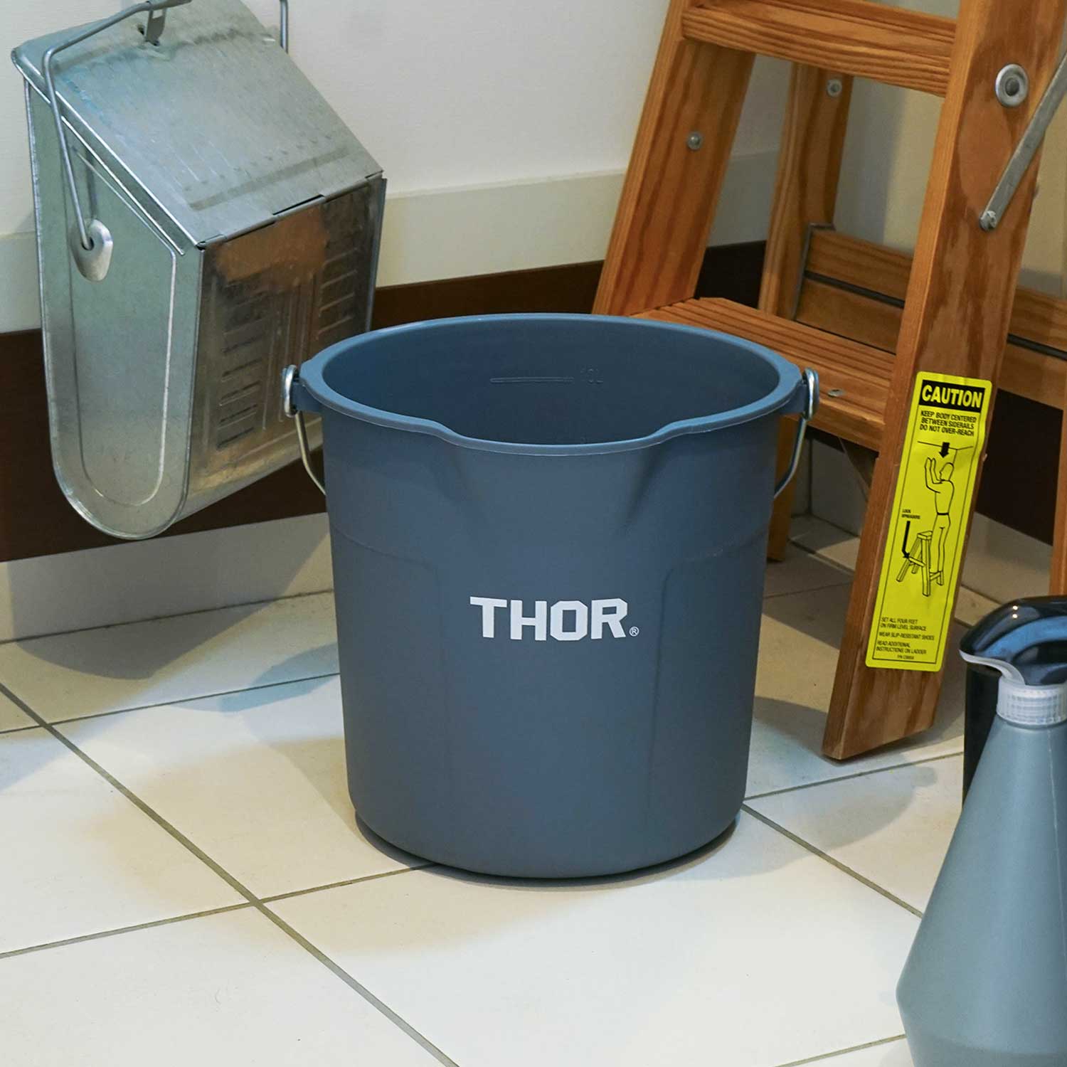 バケツ ハンドル付き 目盛 THOR Round Bucket ソー ラウンド バケツ 10L おしゃれ 収納ボックス ごみ箱 収納 掃除 ゴミ箱 おもちゃ箱 おもちゃ入れ ダストボックス 洗車 洗濯カゴ 掃除 キャンプ アウトドア ガーデニング 釣り 防災グッズ ガレージ 整理 TRAST トラストのサムネイル
