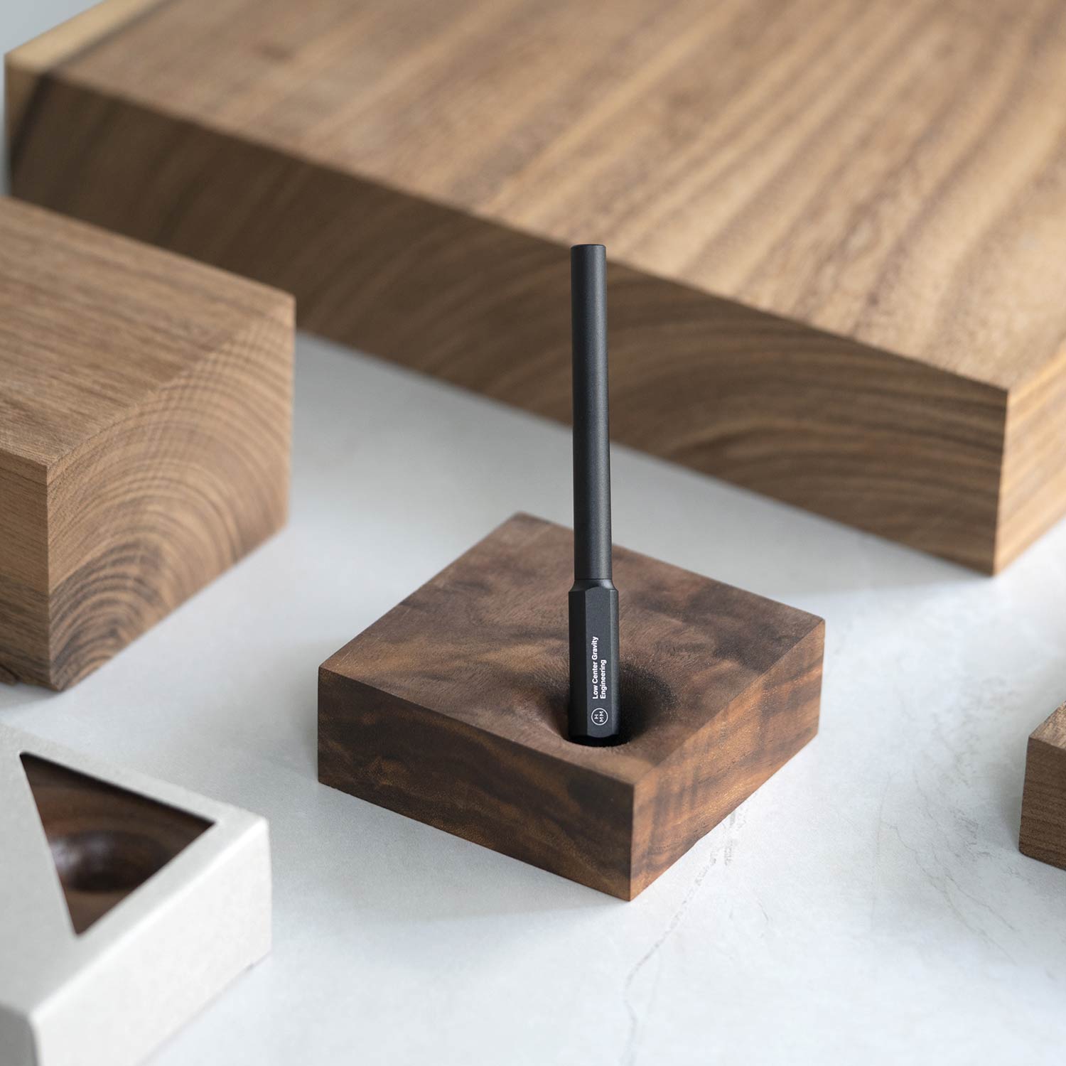 HMM ウォールナットブロック ペンホルダー ペン立て ペンスタンド ペン挿し 鉛筆立て 卓上 机上 1本 ペーパーウェイト 木製 斜め オフィス 会社 受付ペ...