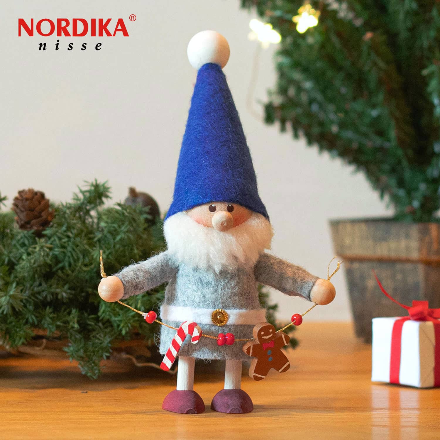 【2024年新作】NORDIKA nisse ノルディカ ニッセ ガーランドを持ったサンタ（オリジナル） サンタ サンタクロース クリスマス オブジェ 飾り 木製 北欧 雑貨 ギフト プレゼント 置物 限定