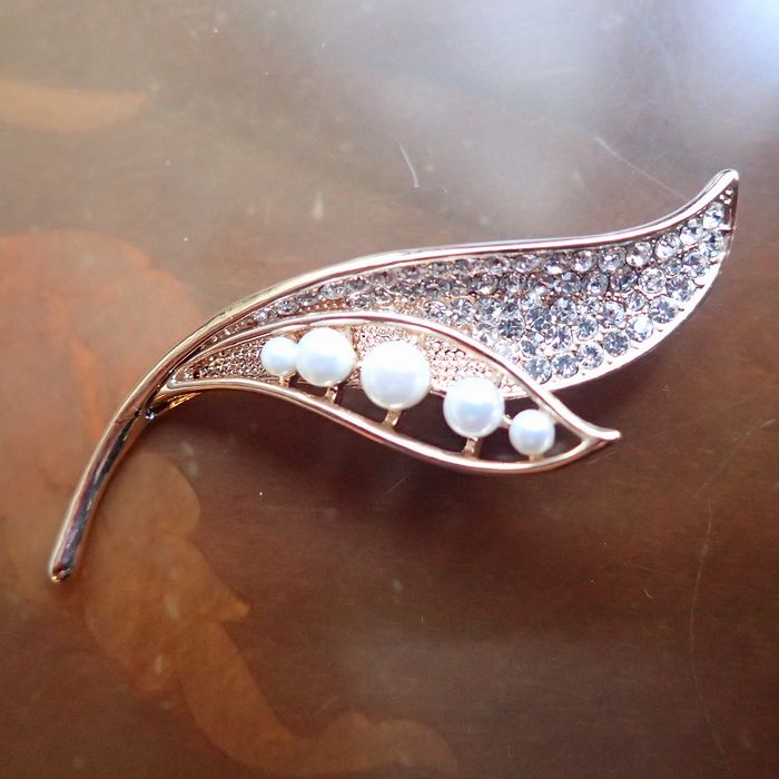 すずらんまたはえんどうまめモチーフのブローチ【メール便対応商品】