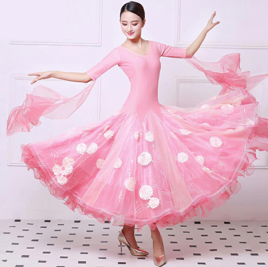 上品 新作 社交ダンス専用ダンス ドレス 優雅 演出服競技用 ワルツドレス エレガント 人気 ステージ衣装 踊りドレス イベント服スタンダードダンス 舞台 5分袖 マキシ丈ワンピース ダンスウエア 大きい裾 練習着 花柄 Vネック ピンク S/M/L/XL