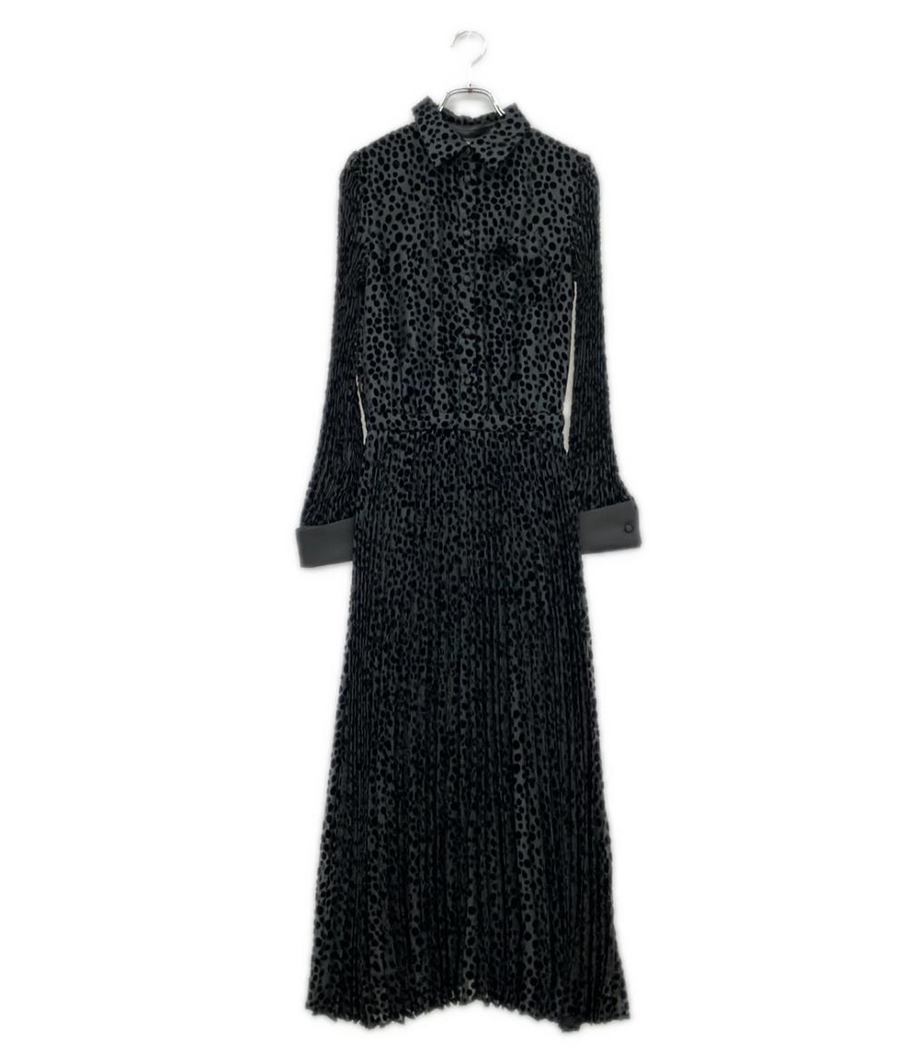 キーワード 出品日: 20260119 性別:レディース ジャンル1:ファッション ジャンル2:ワンピース シーズン:ALL（オールシーズン） カラー:ブラック系その他 状態ランク: B ブランド:エンポリオ・アルマーニ ブランド: Emporio Armani サイズ 肩幅36 袖丈59 身幅41 着丈126【中古】 エンポリオ・アルマーニ 長袖 ワンピース プリーツ レディース Emporio Armani 管理番号：ITNCHVXKQV5W 状態ランク 状態ランクについて ダメージ詳細 ・内側：スレ 毛玉 ・首回り：若干のスレ ・ブランドタグ：汚れ ※USEDアイテムの性質上、記載以外の細かいキズがある場合がございます。あらかじめご了承ください。 ブランド エンポリオ・アルマーニ 備考 サイズ表記がない為、サイズ不明となっております。採寸をご参考ください。 付属品 ー ※中古品のため、リボンや替えのベルトなど、新品購入時の付属品が揃っていない場合がございます。　商品画像に写っているもの、商品説明文に記載のあるものが全てとなります。 カテゴリー レディース - トップス - ワンピース - 複数サイズ カラー ブラック系その他 サイズ 肩幅 袖丈 身幅 着丈 36cm 59cm 41cm 126cm 　※採寸は平置きの状態で行っています。　※商品によっては、図の項目全てを採寸していない場合がございます。　※採寸サイズの多少の誤差はご容赦ください。 サイズについて 素材 ー ※素材については商品画像に記載している場合がございます この商品のタグ エンポリオ・アルマーニ、 ワンピース、 ブラック系その他、 状態ランクB ブランド エンポリオ・アルマーニ