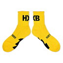 HXB "GOOD LUCK SOCKS" 【MID LOGO】 ミドル丈 抜群の履き心地とフィット感が大好評のHXBグッドラックソックス。 吸水速乾性、保温性に優れたDralon®(ドラロン®)を使用した日本製のソックスです。 Bリーグの選手達も愛用するバスケにも最適なお墨付き。 ミドルサイズソックスの背面に"HXB"ロゴを配置。 シンプルながらもインパクト抜群のスタイリッシュなデザインです。 甲部分には"願掛け"を込めた"GOOD LUCK"メッセージが織り込まれています。 自分への"願掛け"はもちろん、プレゼントでは喜ばれること請け合いです。 さらに足裏には"雷"マークを配置。 また、抗菌消臭性の高いドラロン糸を織り交ぜているので、 丈夫で蒸れにくくて乾きやすい"抗菌防臭加工済み"になっています。 レッグ部(脚部)から足の甲までリブ編みで適度なフィット感があり、 ソール部(足底)はクッション性の良いパイル編みにしているので、 足を衝撃から守り、破れにくく、ふんわりとした履き心地。 シンプルながらも型に当てはまらない唯一無二のHXBデザインは、 スタイルを選ばずコートではもちろん、街でも目を引く、 ファッション感覚で履ける見た目と機能性を兼ね備えた逸品です。 足元をスタイリッシュかつ快適に。是非お試しください。 【DRALON®(ドラロン)について】 Dralon®(ドラロン®)とはドイツのDralon社の乾式紡糸法という特殊な製法で作られた繊維で、 断面がドッグボーン形状で毛細血管現象を促し、綿などの天然繊維にも勝る高い吸汗性を発揮し、 快適な着心地が持続します。繊維自体は軽くてボリュームがあり、 保温性に優れた素材として広く知られており、現在、靴下繊維の中ではトップの位置に君臨する素材です。 S / 21cm～24cm M / 24cm～27cm L / 27cm～30cm ＊環境により画面上と実物の色具合が多少異なって見える場合もございます。 予めご了承くださいませ。