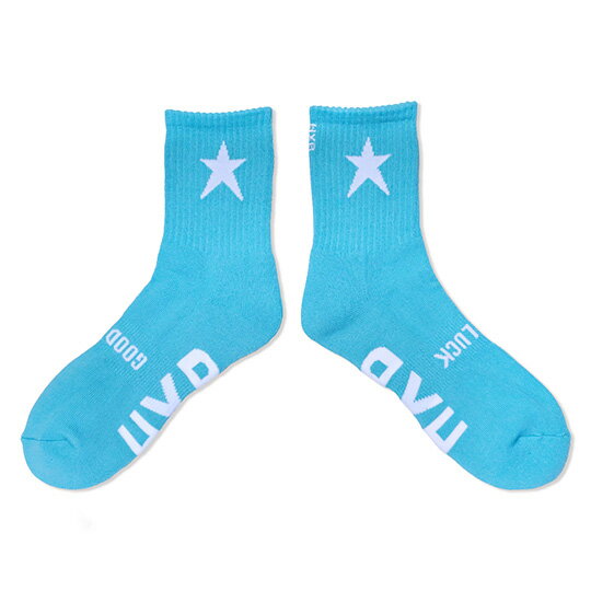 HXB "GOOD LUCK SOCKS" 【STAR 2.0】 ミドル丈 各方面より大好評のHXB星柄ソックス。 抜群の履き心地とフィット感が大好評のHXBグッドラックソックス。 吸水速乾性、保温性に優れたDralonを使用した日本製のソックスです。 Bリーグの選手達も愛用するバスケにも最適なお墨付き。 大き過ぎず小さくない絶妙なサイズ感の"星"柄が両サイドに編み込まれています。 アリそうでナイ、シンプルながらもインパクト抜群のスタイリッシュなデザインです。 両足後ろには刺繍で施されたブランドロゴ"HXB" 甲部分には"願掛け"を込めた"GOOD LUCK"メッセージが織り込まれています。 自分への"願掛け"はもちろん、プレゼントでは喜ばれること請け合いです。 さらに足裏には"HXB"ロゴを配置。 また、抗菌消臭性の高いドラロン糸を織り交ぜているので、 丈夫で蒸れにくくて乾きやすい"抗菌防臭加工済み"になっています。 レッグ部(脚部)から足の甲までリブ編みで適度なフィット感があり、 ソール部(足底)はクッション性の良いパイル編みにしているので、 足を衝撃から守り、破れにくく、ふんわりとした履き心地。 シンプルながらも型に当てはまらない唯一無二のHXBデザインは、 スタイルを選ばずコートではもちろん、街でも目を引く、 ファッション感覚で履ける見た目と機能性を兼ね備えた逸品です。 足元をスタイリッシュかつ快適に。是非お試しください。 【DRALON(ドラロン)について】 Dralon(ドラロン)とは ドイツのDralon社の乾式紡糸法という特殊な製法で作られた繊維で、 断面がドッグボーン形状で毛細血管現象を促し、 綿などの天然繊維にも勝る高い吸汗性を発揮し、 快適な着心地が持続します。繊維自体は軽くてボリュームがあり、 保温性に優れた素材として広く知られており、 現在、靴下繊維の中ではトップの位置に君臨する素材です。 S / 21cm〜24cm M / 24cm〜27cm L / 27cm〜30cm ＊環境により画面上と実物の色具合が多少異なって見える場合もございます。 予めご了承くださいませ。