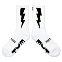 HXB "GOOD LUCK SOCKS" 【THUNDER 2.0】 レギュラー丈 HXBの雷柄ソックスがリニューアル! 履いた時の雷柄が映えるように、編み立てのデザインを細めに調整しました。 抜群の履き心地とフィット感が大好評のHXBグッドラックソックス。 吸水速乾性、保温性に優れたDralon®(ドラロン®)を使用した日本製のソックスです。 Bリーグのプロ選手達も愛用するバスケにも最適なお墨付き。 独特のエッジ感で表現した両サイドの"雷"柄がスタイリッシュに絶大なインパクト。 両足後ろには刺繍で施されたブランドロゴ"HXB" 甲部分には"願掛け"を込めた"GOOD LUCK"メッセージが織り込まれています。 自分への"願掛け"はもちろん、プレゼントでは喜ばれること請け合いです。 足裏の"HXB"ロゴは縦に配置。 また、抗菌消臭性の高いドラロン糸を織り交ぜているので、 丈夫で蒸れにくくて乾きやすい"抗菌防臭加工済み"になっています。 レッグ部(脚部)から足の甲までリブ編みで適度なフィット感があり、 ソール部(足底)はクッション性の良いパイル編みにしているので、 足を衝撃から守り、破れにくく、ふんわりとした履き心地。 シンプルながらも型に当てはまらない唯一無二のHXBデザインは、 スタイルを選ばずコートではもちろん、街でも目を引く、 ファッション感覚で履ける見た目と機能性を兼ね備えた逸品です。 足元をスタイリッシュかつ快適に。是非お試しください。 【DRALON&#174;(ドラロン)について】 Dralon&#174;(ドラロン&#174;)とは ドイツのDralon社の乾式紡糸法という特殊な製法で作られた繊維で、 断面がドッグボーン形状で毛細血管現象を促し、 綿などの天然繊維にも勝る高い吸汗性を発揮し、 快適な着心地が持続します。繊維自体は軽くてボリュームがあり、 保温性に優れた素材として広く知られており、 現在、靴下繊維の中ではトップの位置に君臨する素材です。 S / 21cm〜24cm M / 24cm〜27cm L / 27cm〜30cm ＊環境により画面上と実物の色具合が多少異なって見える場合もございます。 予めご了承くださいませ。