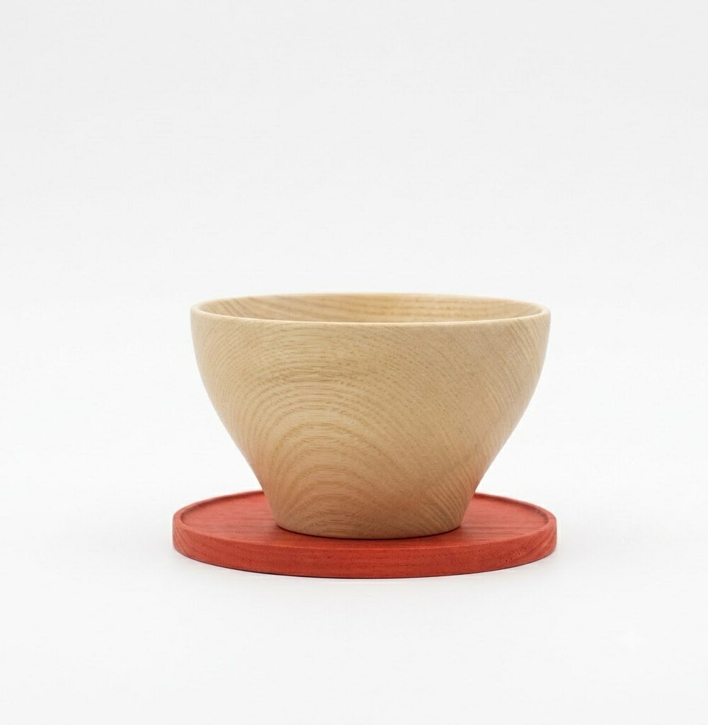 KOMAは、独楽（こま）をもとにしたカップとプレートのセットです。 プレートは、茶托として使える他、お茶に合わせたお菓子を置くお皿として使ったり、カップの蓋として使うこともできます。KOMA 木地の山中と呼ばれるほど、木地挽きの技術が高い山中温泉の山中漆器。 その魅力を幅広い世代に知ってもらうきっかけをつくりたいという思いから、漆を塗る前の木地の自然な表情をそのまま活かし、それを引き立てるカラーを加えてcol.シリーズを展開しています。 KOMAは、独楽（こま）をもとにしたカップとプレートのセットです。 プレートは、茶托として使える他、お茶に合わせたお菓子を置くお皿として使ったり、カップの蓋として使うこともできます。 温かい緑茶はもちろんコーヒーカップとして使え、ヨーグルトやアイスクリームを入れてデザートカップしてお使いいただけます。 優しい口当たりで陶器やグラスとは違う感覚でお使いいただけます。 ※すべて手作り工法のため、形状・寸法・色に多少の相違がございます。あらかじめご了承下さい。 漆器・木製品の取り扱いについて ・使用後の食器は、柔らかいスポンジと食器用洗剤を使い、ぬるま湯で手洗いしてください。 ・洗った食器は自然乾燥してください。水痕が気になる場合は、柔らかい布で水分を拭き取ってください。 ・木製食器も強い衝撃が加わると割れることがあります。衝撃で割れたり塗装面が剥げてしまった場合には、使用をお控えください。 ・電子レンジ、食洗機、蒸し器には対応しておりませんので、電子レンジ、食洗機、蒸し器での使用はお控えください。 ・直射日光や湿度の高い場所は避けて、風通しのよい日陰で保管してください。 ■KOMA サイズ：カップ Φ88×54mm / ソーサー Φ95×12mm カラー：ライトグレー 素材：栓、ウレタン塗装 生産国：日本製（石川県）