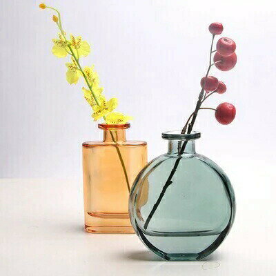 Crystal Products - ガラス花瓶テーブル上に透明な水で生け花をする小さな花瓶