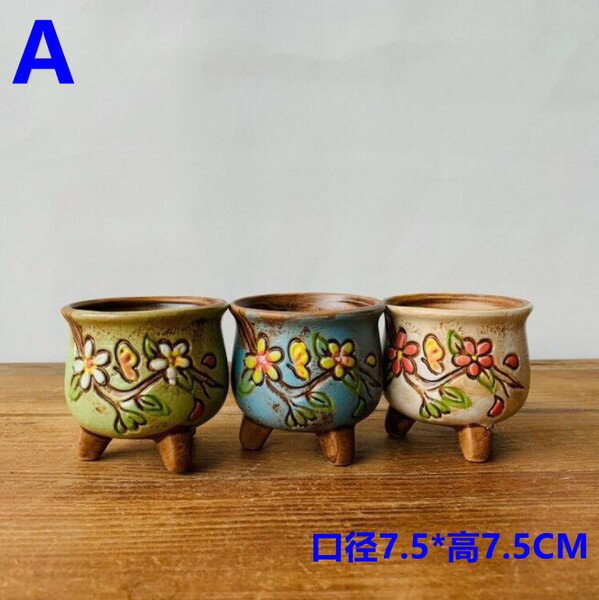 商品概要・おすすめポイント温かみのある陶器で仕上げたミニ植木鉢3点セットです。手作りの風合いと可愛らしい花柄デザインが特徴で、多肉植物・サボテン・小型観葉植物に最適なサイズ。3本脚で安定感があり、コンパクトで飾りやすく、玄関・リビング・窓際など様々な場所を彩ります。A・B・Cの3タイプからお選びいただけます。素材・仕様・カラー展開素材：陶磁器カラー・デザイン：A / B / C（各3色セット）手作業による色味や模様の個体差があります。サイズ※画像記載サイズを元に作成タイプ口径高さA約7.5cm約7.5cmB約7cm約7cmC約8cm約7.5cm特徴／使用感・多肉植物にちょうど良いミニサイズ・手作り風の花柄が可愛らしいデザイン・3本脚で安定感があり飾りやすい・棚やデスク、窓際のワンポイント decor に最適・軽量で扱いやすい陶器素材注意事項・陶器製のため小さな色むらや気泡、模様の差異が生じる場合があります。・水抜き穴の有無はロットにより多少異なる場合があります。・サイズは測定方法により若干の誤差が生じます。・落下や強い衝撃にご注意ください。お手入れ方法・水洗い後はしっかり乾燥させてください。・汚れが気になる場合は柔らかい布で拭いてください。・屋外使用の際は定期的に乾燥させ、カビ防止を行ってください。植木鉢 多肉植物 鉢 3点セット 陶器 小型 ミニ鉢 サボテン 花柄 北欧風 ガーデニング インテリア雑貨 置物 かわいい 玄関飾り ギフト