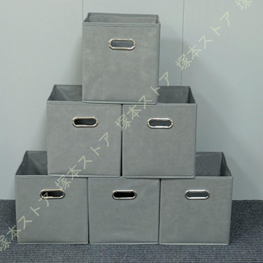 サイズ*数（幅×奥行×高さ）：f*2 = 28*28*28cm*2個セット。特長●ベッド下のスペース、クローゼットや押入れの隙間などを有効活用できる収納ケース。●使わない時、空間を取らず、簡単に折り畳んでベッドの下やクローゼットなどのスペースに置いて、部屋をより広く整然とさせることができます。●中わたを通気性の良い不織布で挟んだ構造。空気がこもるのを防ぎながら保管。オフシーズンの衣類や着物、普段使用しないなどをホコリから守り保管。●収納ケースの中に入れて使えるセンサーが付いた除湿シート付き。保管中の湿気を吸収。両サイドに持ち手、小物を収納できる内ポケット、防虫剤入れポケット、ネームホルダー付き。●容量が大きく用途も多様：ベッド下収納ケースにはさまざまなアイテムを入れることができます。ベッドの下のキルト、毛布、キルト、枕、服、靴、本、おもちゃ、装飾品、その他のアイテムのアイデア。 ベッド下、ワードローブ、その他のスペースに適しています。