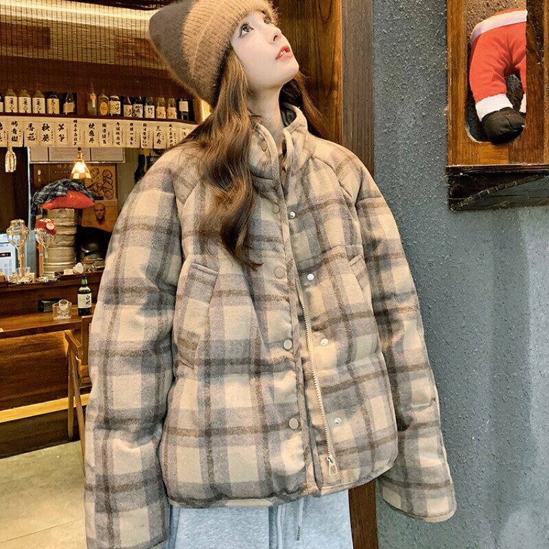 【HOT KEYWORD】----------------------------------------------------------S M L XL 首元までジッパーを上げてハイネックにも ファッション コート 通学 通勤 OL オーバーコートジャケット 着痩せ フェイクダウン 女性 フードなし ビッグシルエット ダウンジャケット レディース おしゃれ ダウンコート 厚手 ショート丈 立ち襟 ジャケット 20代 30代 40代 50代 女性着 韓国風 中綿コート 人気 防寒着 可愛い 着やせ きれいめ 大人 通勤 OL 体型カバー カジュアルコート 冬 長袖---------------------------------------------------------- ご覧いただきありがとうございます 商品について S:着丈62cm バスト126cm 袖丈72cm M:着丈63cm バスト130cm 袖丈73cm L:着丈64cm バスト134cm 袖丈74cm XL:着丈65cm バスト138cm 袖丈75cm サイズ表記は目安です。若干の誤差がある場合がございます。 製造中（縫製、染色など）により商品において色味や柄、サイズに若干の誤差や、生地を織る際に糸の継ぎ目や多少のほつれ等が生じる場合がございますが、品質上の問題ではございませんのでご了承の上お買い求めくださいませ。 手作り商品でございますから、画像と若干異なる場合も御座います。 モデルに使用している小物、アクセサリ等は商品内容に含まれません。 発送上の状態によって商品がシワになる場合がございます。予めご了承くださいませ。 　当店ではラッピングのサービスを行っておりません、ご了承くださいませ。　 メールについて ※メール返信とご注文対応は、平日　11時〜13時、14時〜17時頃に対応しております。 ※携帯メールでの登録は迷惑メールによりメールが届かない場合がございます。 その他 大量受注（数十着〜数百着単位）もお受け致しますので、詳しい在庫状況・納期状況など1度ご連絡下さい。 TEL：03-6671-9662（平日10時〜17時）　