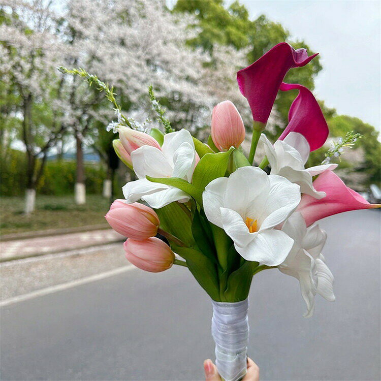 ホワイトピンク　ブーケ 　チューリップ 　オランダカイウ 花束 ブーケブーケウェ...