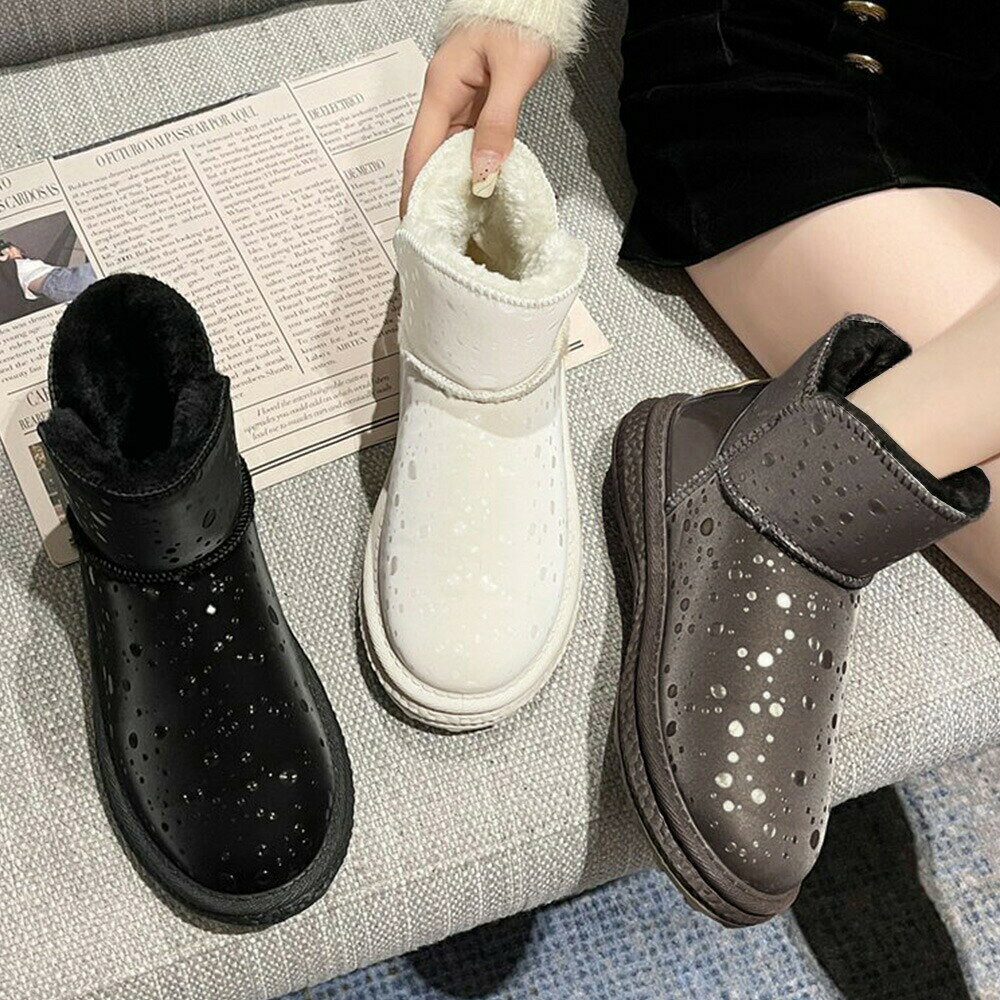 ■商品の特徴オシャレ ムートンシューズ 履きやすい フラットヒール 防寒 ブーティ カジュアル靴 もこもこ フェイクムートン冷たい足元を寒さから守る、寒い季節に欠かせない裏起毛ムートンブーツ表地はPU素材を使用し、キラキラのデザインが更にユニークなアクセントにショート丈でスカートにもパンツにも合わせやすく、ノンファスナー仕様なので脱ぎ履きがらくちん■詳細説明甲素材：合成皮革底素材：合成底カラー：ブラック/アイボリー/ダークモカサイズ：23.0cm（36）/23.5cm（37）/24.0cm（38）/24.5cm（39）/25.0cm（40）（カッコ内は靴底表記となります）[23.0]長さ:約23.0cm 幅:約9.8cm 筒丈:約9.4cm 履き口周り:約12.5cm[23.5]長さ:約23.5cm 幅:約9.9cm 筒丈:約9.6cm 履き口周り:約13.0cm[24.0]長さ:約24.0cm 幅:約10.0cm 筒丈:約9.8cm 履き口周り:約14.0cm[24.5]長さ:約24.5cm 幅:約10.1cm 筒丈:約10.0cm 履き口周り:約14.5cm[25.0]長さ:約25.0cm 幅:約10.2cm 筒丈:約10.2cm 履き口周り:約15.0cmヒール（全サイズ）:約3cm重さ（両足）：約603g-760g生産国：中国■その他説明※すべて平置きサイズです（採寸方法違いより、多少の誤差がございますので、ご了承ください）。