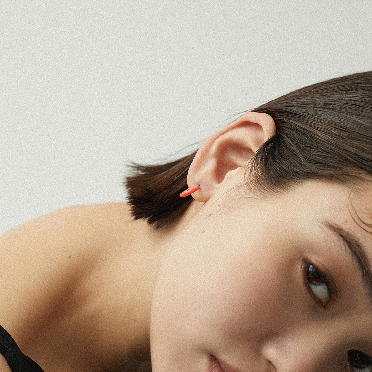 HULLE楽天市場店のBAQLESS（バックレス） Embrace Sage Neon Pink ユニセックス フープピアス ネオンピンク エナメル シルバー925 小ぶり 遊び心 大人可愛い カスタマイズ 261HP-SG-NP｜アングル3
