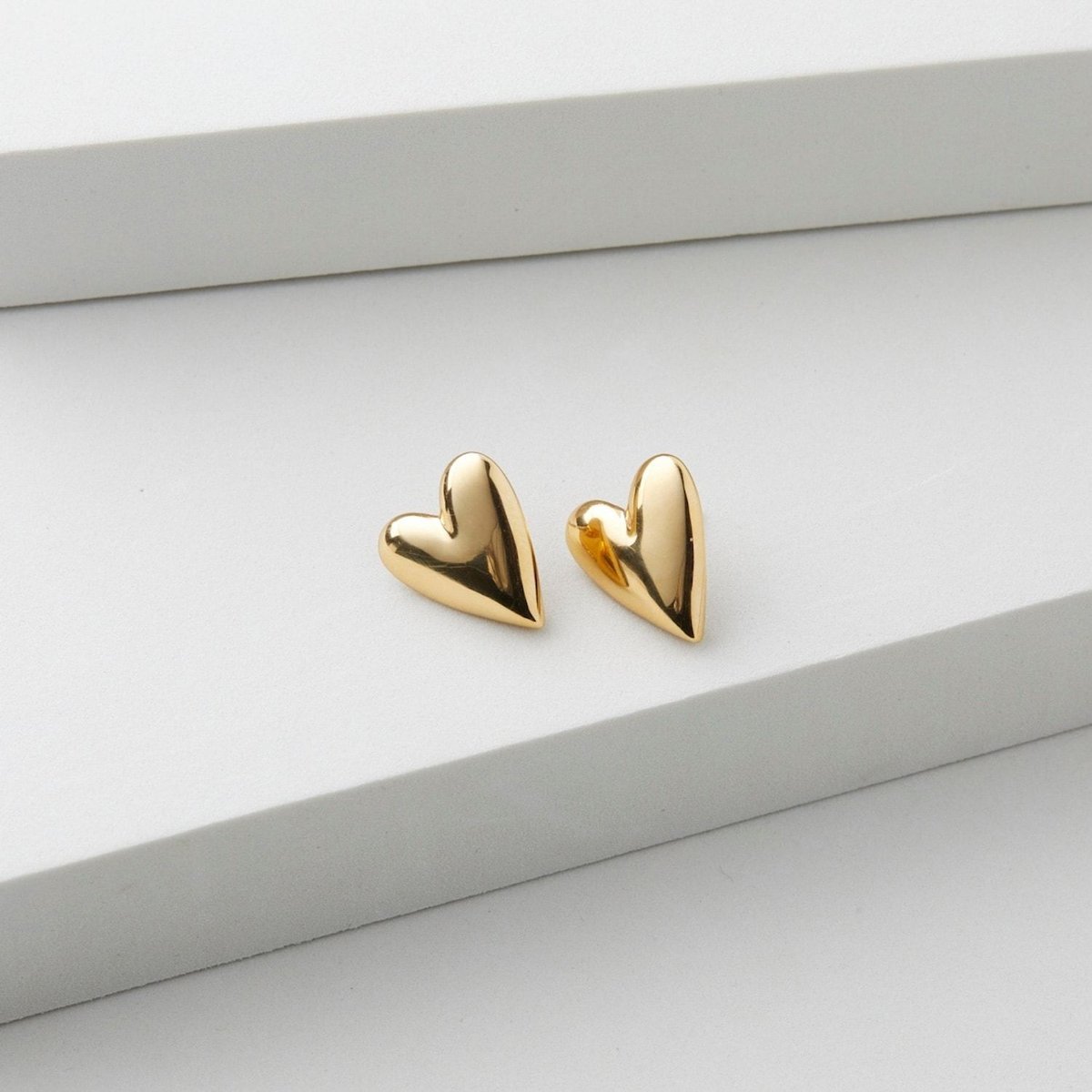 メーカー希望小売価格はメーカーサイトに基づいて掲載しています【 baqless(バックレス) 】世の女性たちが悩まされている 「キャッチによる締め付けの不快感」「ピアスの紛失」という問題を解決しようと思い立ち、 『バックキャッチのないピアス』の開発を始めます。 キャッチ一体型のピアスならキャッチの脱落そのものをなくせると考え、 ジュエリーデザイナーとしての知識と技術を生かしていくつもの試作品を製作。 Info BAQLESSAM-CLN-YG | Amity Caline Gold ------ こころ弾む愛らしさ ハートの形は古くからお守りのように身につけられ愛されてきたモチーフ。 愛や幸せをもたらすと言われ、ポジティブな気分でいられそうです。 甘すぎないシンプルながらエレガントなデザインは大人にも似合い 存在感のあるサイズはファッションの引き締め役となります。 日常のカジュアルから特別な日の装いまで幅広く活躍し 大切な人へのギフトにもおすすめです。 Fabric 925silver/18Kメッキ、サージカルステンレス Size ペア（両耳用） / ハーフ（片耳用） ※サイズに関しては商品により1～2cmの誤差が発生する場合がありますので、予めご了承ください。※こちらの商品のサイズ感はブランド指定の表記となっております。 Attention ※シューズの場合、製法上、接着剤の付着や縫製のズレ・歪みがある場合がございますが、不良品ではございませんので予めご了承ください。※掲載写真はパソコンのモニターによって実物と色味が異なる場合がございます。※商品は実店舗での販売もしておりますので、タイムラグにより在庫数のずれが生じる場合がございます。万が一品切れの場合は誠に申し訳ございませんが、何卒、ご容赦の程お願い申し上げます。