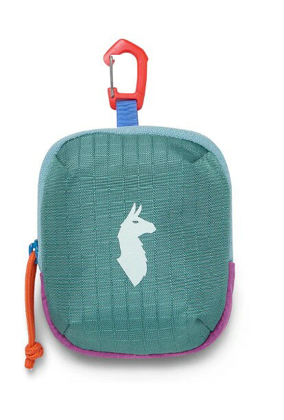 メーカー希望小売価格はメーカーサイトに基づいて掲載しています[ cotopaxi (コトパクシ) ] Allpita Mini Bag - Del Día　4203160035261 【 cotopaxi (コトパクシ) 】 Do Good. Gear For Good. フェアトレード認定を受けた工場にて作られるハイクオリティなギアを世界中に届けながら、「貧困に苦しむ人々を救う」ことを目的として掲げ、自社の財団であるCotopaxi Foundationに年間収益の1%を付与しています。 ブランドを代表するDel Dia /Tecaコレクションは、高品質なデッドストック素材を使用しており、職人1人1人が配色を決める、世界にたった一つのカラーパターン。 クリエイティビティ溢れる製品を軸に、社会に貢献し続けることを約束します。 Info Del Díaコレクションは世界にたった1つのバッグです。 どのカラーが届くかは、届いてからのお楽しみ！ ランダムにピックアップした商品をお届けします。お選びいただくことはできません。サプライズな体験をお楽しみください。 これまでで最も愛らしい小さなAllpa、Allpita Mini Bagの登場です。イヤホンやリップクリーム、クレジットカードといった小物を入れ、小さなカラビナでお気に入りのバックにクリップして、さあ出かけましょう。 Fablic デッドストックナイロン/ポリエステル Size(平置き：約) 10×8.5×2.5cm 0.5L ※サイズに関しては商品により1～2cmの誤差が発生する場合がありますので、予めご了承ください。 ※こちらの商品のサイズ感はブランド指定の表記となっております。 Attention ※掲載写真はパソコンのモニターによって実物と色味が異なる場合がございます。 ※商品は実店舗での販売もしておりますので、タイムラグにより在庫数のずれが生じる場合がございます。 万が一品切れの場合は誠に申し訳ございませんが、何卒、ご容赦の程お願い申し上げます。