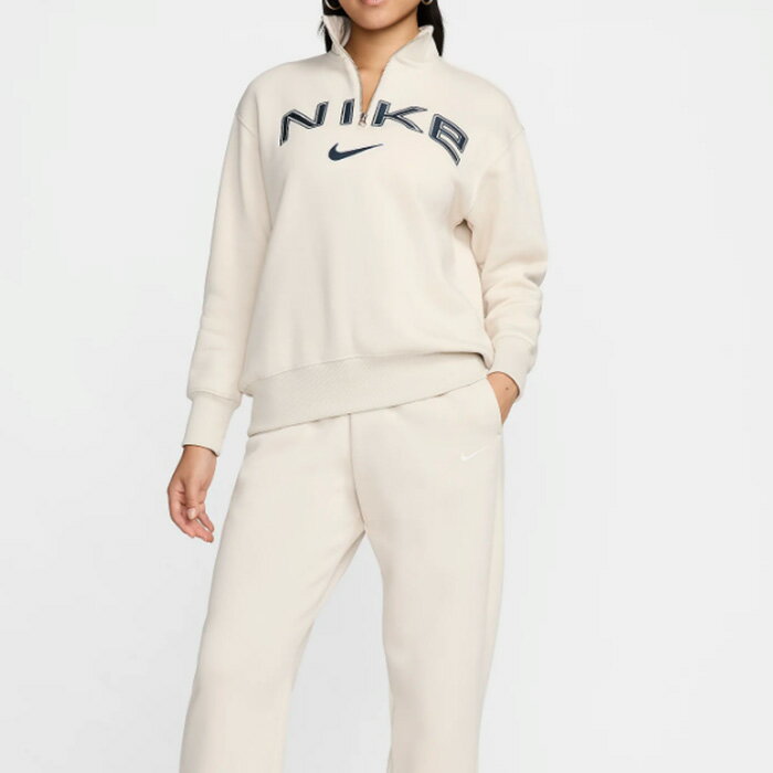NIKE(ナイキ)ウィメンズ オーバーサイズド 1/4ジップ ロゴ トップ　FV7680　ナイキ スポーツウェア フェニックス フリース　フリース　起毛フリース　ドロップショルダー　ラウンジウェアのサムネイル
