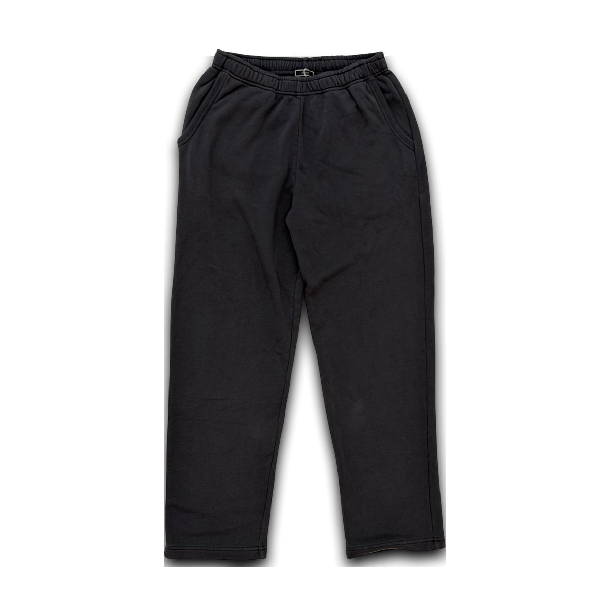 メーカー希望小売価格はメーカーサイトに基づいて掲載しています【 seeset (シーセット) 】アクティブ ハイブリッドをコンセプトに日常からスポーツまでシームレスに楽しめる服 もっと自由に自分らしく、未来に向けて今をストレスフリーに過ごしたい。 そんな今のマインドに寄り添い、よりよく過ごせる服づくりをしています。 Info SEESETSE261628H | ACTIVE TROUSERS ------ NUMBER　 SE261802 COLOR　BLACK・L.GRAY SIZE　FREE FABRIC　POLYESTER100％ COUNTRY　CHINA 蒸し暑い夏を軽やかに乗り切る1本 “通気・速乾・ストレッチを極めたアクティブトラウザー” 日本の厳しい高温多湿な夏を快適に過ごすためにうまれた、高機能PEストレッチのトラウザーです。 最大の特徴は生地表面にほどこされた無数の通気孔。 圧倒的な風通しの良さと速乾性で、汗によるべたつきを解消し、さらりとした肌触りをキープ。熱がこもりにくいため、軽やかな穿き心地です。 アクティブなシーンに欠かせない、180度の開脚を可能にする「ガゼットクロッチ」やウエスト調整が楽な「ウィービングベルト」を採用。本格的なディテールを備えながらも、シルエットはデイリーシーンに溶け込むデザインに仕上げています。 さらに、バッグに常備できるポケッタブル仕様や、足元のニュアンスを変えられる裾のアジャスターなど、日常の利便性も追求。 仕事帰りのジムから週末のアウトドア、そして旅先まで、アクティブとデイリーをシームレスに繋ぎ、毎日を自由に、快適に彩ります。 SIZE CHART 36 ウエスト65cm/　38 ウエスト 68cm (モデル/身長:171cm ） 撮影方法、光の加減などにより、実商品と若干の相違が生じる場合がございます。 撮影の条件およびご覧いただいているディスプレイの設定によっては、若干お色が異なる場合がございますので予めご了承ください。 こちらの価格には消費税が含まれています。These prices include sales tax. Fabric POLYESTER100% Size 36 / 38 ※サイズに関しては商品により1～2cmの誤差が発生する場合がありますので、予めご了承ください。※こちらの商品のサイズ感はブランド指定の表記となっております。 Attention ※シューズの場合、製法上、接着剤の付着や縫製のズレ・歪みがある場合がございますが、不良品ではございませんので予めご了承ください。※掲載写真はパソコンのモニターによって実物と色味が異なる場合がございます。※商品は実店舗での販売もしておりますので、タイムラグにより在庫数のずれが生じる場合がございます。万が一品切れの場合は誠に申し訳ございませんが、何卒、ご容赦の程お願い申し上げます。