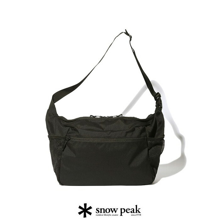 メーカー希望小売価格はメーカーサイトに基づいて掲載しています[ snow peak (スノーピーク) ] VERYDAY USE MIDDLE SHOULDER BAG　AC-21AU416　ショルダーバッグ 【 snow peak (スノーピーク) 】 スノーピークは厳しい自然での検証に裏打ちされたハイスペックな製品群を提供する キャンプ・登山・アパレルを中心としたアウトドアブランドです。 1980年代にキャンプ事業をスタートさせ、機能的で、美しく、頑丈なキャンプ道具を次々と世に送り出し、 日本のオートキャンプブームを牽引してきました。 Info 毎日に、ちょうどいい。Middle Shoulder Bag 斜め肩掛けにした時に体に沿う形状のミドルサイズのショルダーバッグです。体に沿うように可動するタイプのバックルを採用しました。両サイドには、折りたたみ傘やペットボトル、水筒などを入れることを想定したメッシュポケットを配置しました。バッグの内部には、ファスナー付きの小物ポケットがあります。体に沿う形になっているので、ファスナーが開け閉めしやすく使い勝手がよく、モノが出し入れしやすくなっています。 原産国：ベトナム Fablic 100% Nylon Size(平置き：約) W37×D13×H25 (cm) 内容量：約17L ※サイズに関しては商品により1～2cmの誤差が発生する場合がありますので、予めご了承ください。 ※こちらの商品のサイズ感はブランド指定の表記となっております。 Attention ※掲載写真はパソコンのモニターによって実物と色味が異なる場合がございます。 ※商品は実店舗での販売もしておりますので、タイムラグにより在庫数のずれが生じる場合がございます。 万が一品切れの場合は誠に申し訳ございませんが、何卒、ご容赦の程お願い申し上げます。