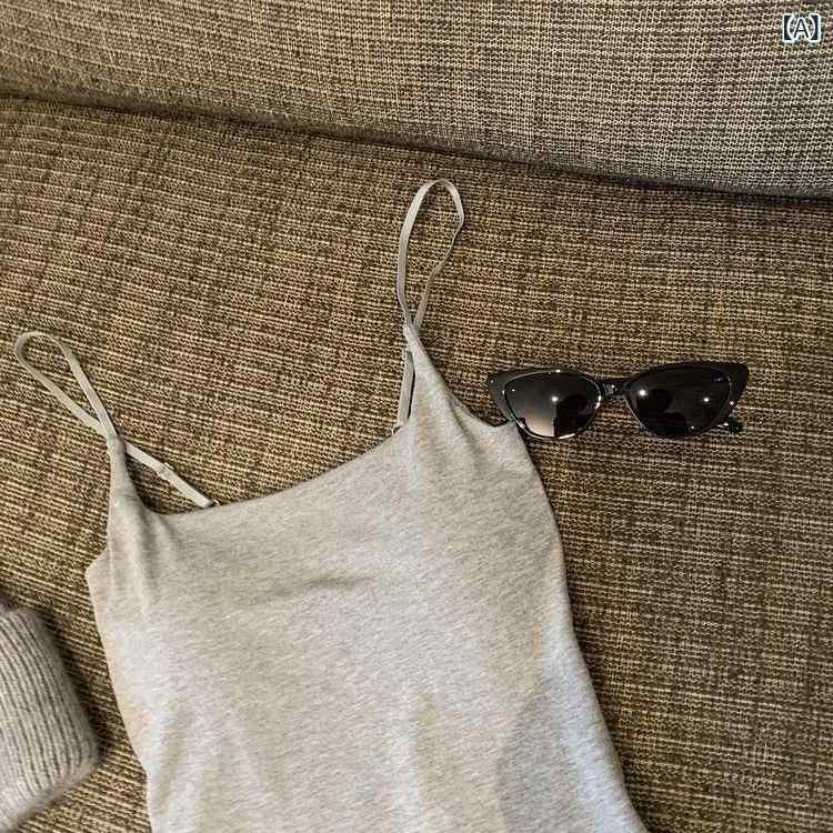 吸湿速乾 冷感 涼しい 薄手 スポーツ ストレッチ シンプル 色の 中に ストラップの 小さい ベストを 掛けて 胸を 固定 します。