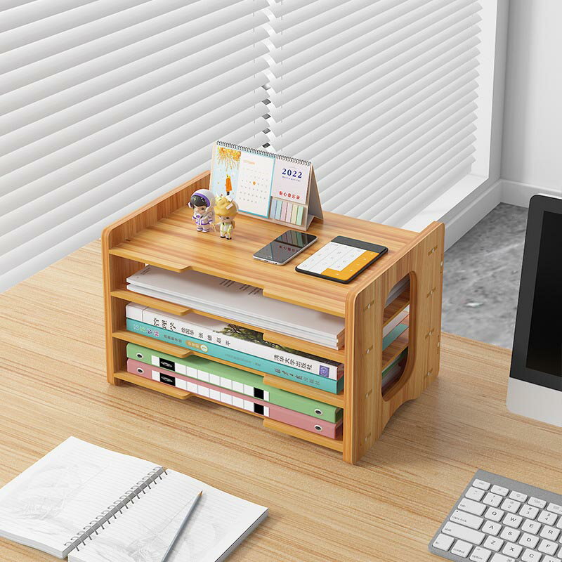 【卓上収納に】最上段は広く使えるスペースがありますのでペン立てなど大きいものを置くことができます。 【A4サイズ収納可能】書類整理や書類収納など、書類棚としてご使用いただけます。 【安全設計】角は丸みがついていますのでお子様にも安心です。 【素材】木製、【重量】1.55kg