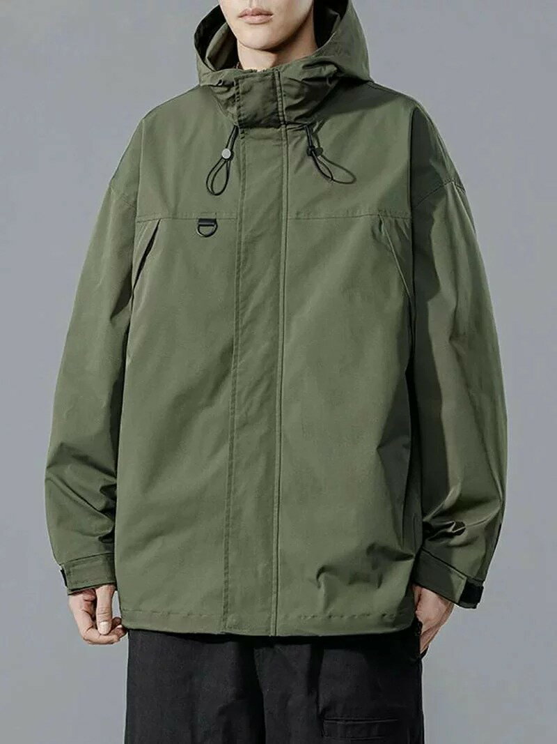 【様々な機能が付いたウインドブレーカーです。】表面には撥水加工を施しているので、水をはじき、小雨程度ならレインウェア不要。汚れにも強いので、泥や砂も気にせず着られる。裏地には防風透湿フィルムを使用。外からの冷たい風は通さないのに、衣服内からの湿気は外に逃がしてくれるので、雨の日や、暖かい時でも衣服内は蒸れにくい。さらりと快適に過ごせます。スポーツ・アウトドアや日常で傷などを気にせずにガンガン使えます。 風の入り込みを防いでくれるフード一体型のハイネックデザインや袖口のマジックテープ、裾の絞りを調節できるドローコードなど、マウンテンパーカーらしい機能性を持つディテールはしっかりと取り入れております。シンプルな見た目だから…と侮れない機能性を備えた頼れるジャケットです。 【フロントは隙間からの風の入り込みを防いでくれる比翼仕立てを採用。】すっきりとした見た目で、スラックスなどキレイめなボトムともマッチします。 自転車、釣り、キャンプ、ランニング、ウォーキングなどアウトドア、スポーツに対応した機能性アウターです。ふわっと軽やかに羽織れる軽量なつくりになっています。出がけにさっと羽織りやすく、暑くなったときに手で持ち歩くのにもラクな軽さです。