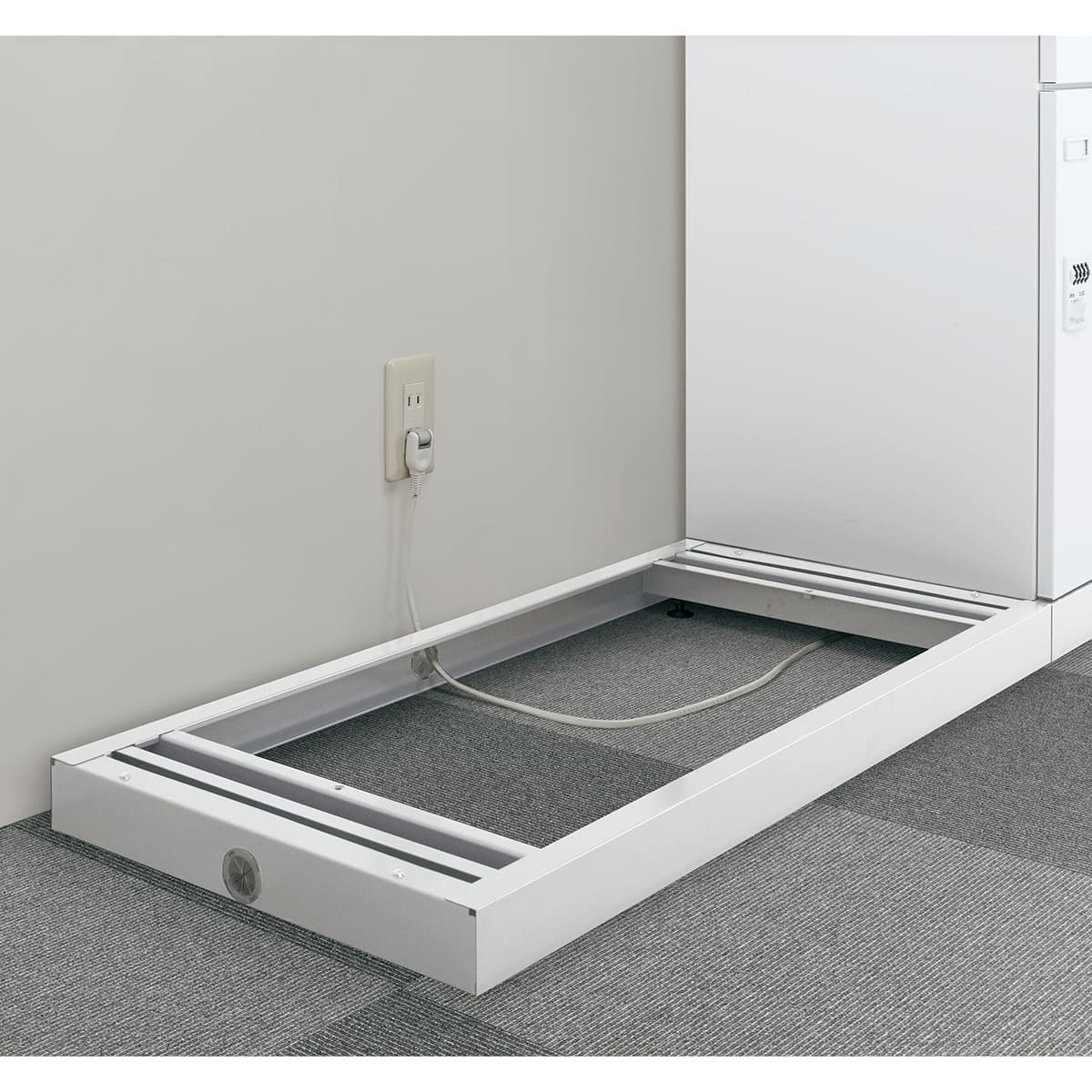 商品詳細（サイズ）■配線穴：左右　背面 各1ケ付■重量：3.0kg■サイズ：W900×D450×H60■補足：お客様組立品【注意事項】※メールボックス型収納内部に電源など配線をする場合は必ず配線ベースをご使用ください。壁コンセントなどから収納庫内部に電源供給できます。※搬入・施工費は別途申し請けます。北海道、沖縄、離島及び中継を伴う場合は、追加送料が必要ですので別途ご案内致します。「FRW45-NPB 配線ベース（アジャスター付）」のシリーズ商品法人様限定 パーソナルロッカー メールロッカー メールポケット（410・205タイプ用） FRW-SMP 藤沢工業6,336円法人様限定 書庫 オフィス収納 FRW45-13SB スタンドベース（アジャスター付） 藤沢工業24,534円法人様限定 パーソナルロッカー メールロッカー FRG45-T 木天板 藤沢工業14,489円〜法人様限定 パーソナルロッカー メールロッカー FRW45-N410P 4人用 藤沢工業124,691円〜法人様限定 パーソナルロッカー メールロッカー FRW45-N205P 2人用 藤沢工業78,839円〜法人様限定 パーソナルロッカー メールロッカー FRW45-610P 6人用 藤沢工業144,139円〜法人様限定 パーソナルロッカー メールロッカー FRW45-407P 4人用 藤沢工業106,590円〜