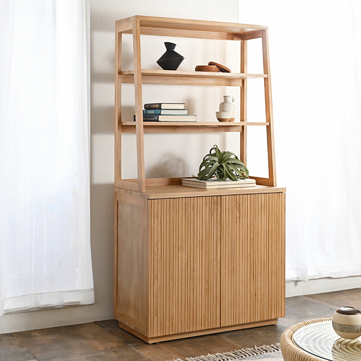 商品詳細（サイズ）■材質：　　キャビネット／チーク無垢材　合板（チーク突板　サンドブラスト加工　ラッカー塗装）　　ラック／チーク（サンドブラスト加工　ラッカー塗装）■棚板：2枚（キャビネット内）■重量：約28.5kg（キャビネット）／約12...