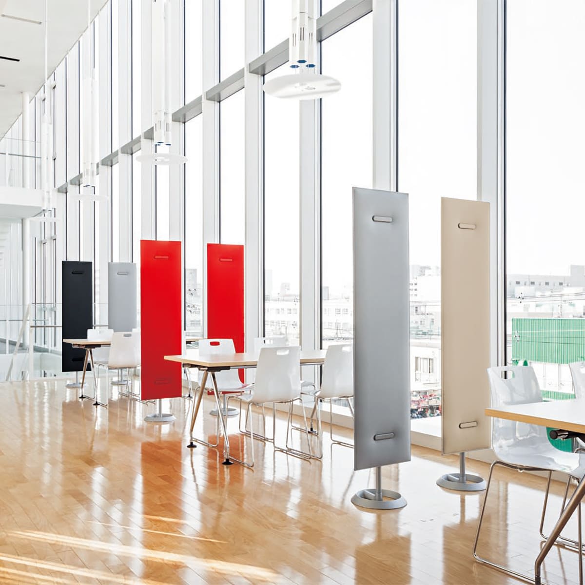 商品詳細（サイズ）■パネル：ポリエステル■ポール：スチール（シルバー）■ベース：スチール（シルバー）、φ320■フロントキャップ：樹脂（ライトグレー）2個付■機能：吸音効果■生産地：イタリア製■サイズ：W440×D320×H1800■パネル...