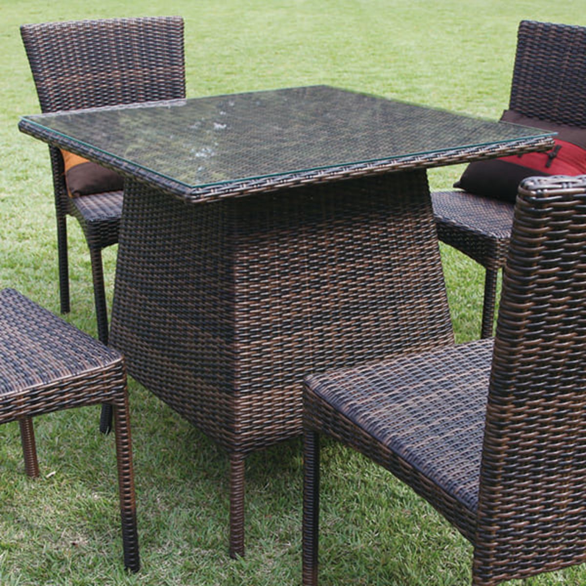 商品詳細（サイズ）■材質：アルミ、人工ラタン■天板：ガラス（透明）天板厚5mm■生産地：インドネシア■重量：18.5kg■サイズ：W800×D800×H760■補足：完成品／屋外使用可能北海道、沖縄、離島及び中継を伴う場合は、追加送料が必要...