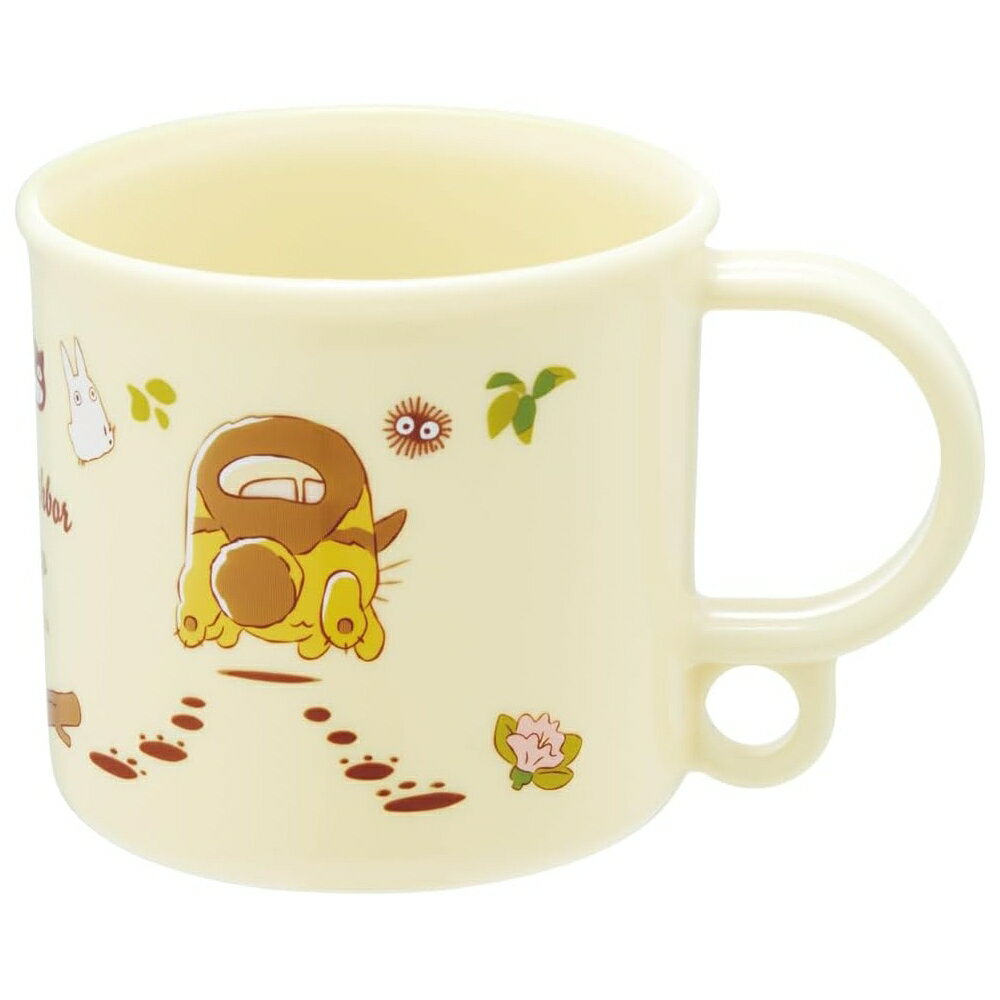 メーカー：スケーター サイズ：直径74×H68mm 容量：200ml 素材：ポリプロピレン　 耐熱温度140度 となりのトトロの食洗機対応のプラコップです。 電子レンジ・食器洗い乾燥機OKのコップです。 吊り下げに便利な穴が付いています。 水切れがよいので衛生的。 名前シール入り。 ※すべての細菌の増殖を抑制するものではありません。