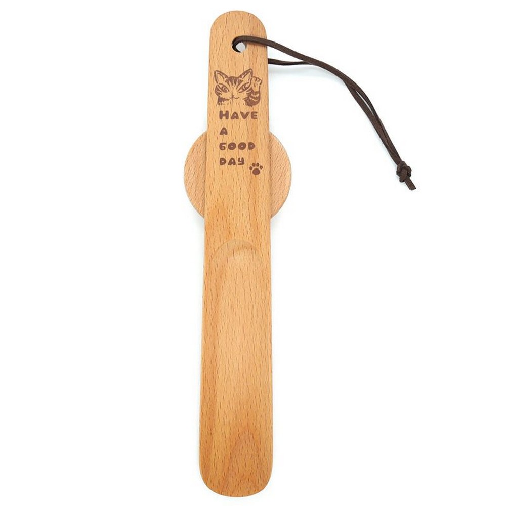 ブランド：わちふぃーるど 本体サイズ：約H260×W40×D10mm 台座サイズ：約Φ60×H20mm 素材：ケヤキ、磁石 重さ：約87g 台座裏粘着シール、ネジ×2、ネジキャップ×2付属 製造：中国 マグネットでくっつけられる台座付きのくつべらです。 台座を靴箱や壁などに取り付ければ、省スペースに収納できます。 くつべら本体には紐も付いているので、マグネット台座を使わず何かに引っ掛けて収納することもできます。