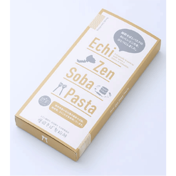 Echi Zen Soba Pasta（越前そばパスタ）★リングイネ・フェットチーネセット&nbsp;200g(2人前)×2増田そば製粉所&nbsp; 越前そばとパスタのおいしいところを、ひとつにしました。 商品説明 名称 Echi Zen Soba Pasta（越前そばパスタ）★リングイネ・フェットチーネセット 内容量 400g(200g(2人前)×2) 原材料 うそば：小麦粉、そば粉（福井産100％）、加工でんセモリナ小麦、そば粉、小麦粉、食塩 ※アレルギー表示…小麦、そば ■原料産地…そば粉(福井県産)、ふくこむぎ(福井県産)、食塩(福井県産) 賞味期限 1年 保存方法 直射日光、高温多湿を避けて常温で保存してください。 製造元 増田そば製粉所---福井県越前市戸谷町 備考 商品表示責任者 株式会社増田増田そば製粉所では、蕎麦を打たれるたくさんの人に喜ばれるそば粉をつくりたい！ そしてその蕎麦を食べていただいた人に喜んでいただきたい！ そんな思いからこの越前の地で玄そばの栽培、石臼による製粉にこだわって福井県産越前そば粉を挽いております。