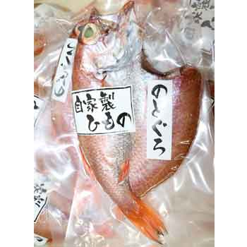 真洋水産 「ノドグロ干物」 日本海で獲れた高級魚ノドグロを天然塩だけを用いて熟成乾燥させたものです。 急速冷凍したものが1枚1枚真空パックになっておりますので、解凍後焼いてお召し上がり下さい。 ■商品名…ノドグロ干物 ■内容量…150g 3枚 ■原材料…ノドグロ、塩 ■賞味期限…冷凍（-18℃で30日、解凍後2日） ■保存方法…-18℃以下 ■栄養成分(100g当たり) エネルギー…255kcal たんぱく質…20.0g 脂質…19.4g 炭水化物…0.1g 食塩相当量…0.7g ※クール冷凍便での発送となります。真洋水産の加工品は、素材そのものの良し悪しを見定め、ひとつひとつ心を込めてお作りしております。新鮮な素材を使った安心・安全な商品をネット通販しております。 食卓を彩る水産加工品としてバラエティ豊かなラインナップとなっております。