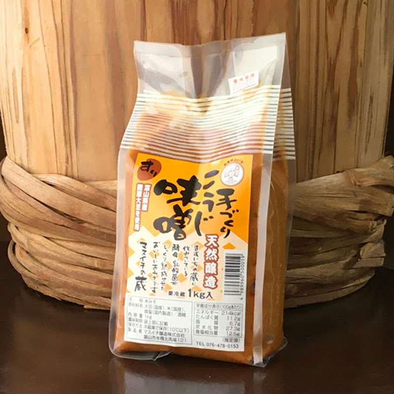 海洋深層水を使用 「富山の豆のみそ 1kg×5個」 マスイチ醸造 富山県産艶麗大豆、北陸産米、徳島産塩、海洋深層水使用 原材料にこだわった職人の仕込み味噌です。 素材の良さが冴える、手づくりでしか味わえない いつも使いたくなる美味しさです。 美味しさの秘密はこだわりの素材から 富山県産艶麗大豆…「艶やかで」「麗しい」その名の通り美しい大豆。 コクと円みのある味わいが特徴です。 おいしいお醤油は良い水から 富山湾海洋深層水を使っています。カルシウムなどのミネラルをバランスよく含んでいます。醤油や、味噌の発酵に最適な、ミネラルバランス、清浄性が特徴で、まろやかな風味に仕上がります。 ■商品名…富山の豆のみそ ■原材料…大豆(国産)、米(国産)、食塩(国内製造)/酒精 ■内容量…1kg×5個 ■賞味期限…6ヶ月 ■保存方法…冷蔵庫で保存してください。 栄養成分表示(100g当たり) ※推定値 エネルギー214kcal、たんぱく質11.2g、脂質6.7g、炭水化物27.3g、食塩相当量12.5g ※6月から10月はクール冷蔵便での発送となります。 季節のイベント・ご挨拶 お正月 御正月 正月 元旦 新年 謹賀新年 御年始 年始 年初め 母の日 父の日 初盆 お盆 御中元 お中元 中元 お彼岸 暑中見舞い 残暑見舞い 残暑お見舞い 残暑御見舞い 敬老の日 敬老感謝 敬老 感謝 クリスマス クリスマスプレゼント 御歳暮 お歳暮 御年賀 お年賀 春夏秋冬 春 夏 秋 冬 シーズン 四季 年末年始 1月 2月 3月 4月 5月 6月 7月 8月 9月 10月 11月 12月 日常の贈り物 御見舞い 退院祝い 全快祝い 快気祝い 快気内祝い 御挨拶 ご挨拶 ごあいさつ 引っ越しご挨拶 引っ越し 新居 お宮参り お宮参り御祝い 志 進物 御進物 記念日 アニバーサリー 長寿のお祝い 60歳 61歳 還暦 かんれき 還暦御祝い 還暦祝い 華甲 かこう 敬寿 69歳 70歳 古稀 76歳 77歳 喜寿 79歳 80歳 傘寿 87歳 88歳 米寿 89歳 90歳 卒寿 98歳 99歳 白寿 99歳 100歳 紀寿 百寿 祝い事 合格祝い 進学内祝い 進級内祝い 就学祝い 卒業 卒業式 卒業記念品 卒業祝い 御卒業御祝い 入学 入学式 入学祝い 入学内祝い　 入園 卒園式 卒園内祝い 入園 入園式 入園内祝い 御入園御祝い 幼稚園 保育園 学校 小学校 中学校 高校 大学 就職祝い 社会人 新社会人 昇進 昇進祝い 昇格 昇格祝い 就任 就任式 退職 退職祝い 成人式 御成人御祝い 20歳 はたち ハタチ 成人 結婚 結婚式 結婚祝い 結婚内祝い 御結婚御祝い ご結婚御祝い 御結婚お祝い 金婚式御祝い 銀婚式御祝い 引き出物 引出物 引き菓子 出産 出産祝い 出産御祝 出産御祝い 御出産御祝 出産内祝い　 新築 新築祝い 新築御祝 新築御祝い 新築内祝い 祝御新築　 誕生日 誕生日祝い 誕生日御祝 誕生日御祝い 御誕生日御祝い 祝御誕生日 バースデー バースディ バースデイ バースデー 誕生日プレゼント 七五三 753 七五三御祝い 初節句御祝い 節句 子どもの日 こどもの日 ひなまつり ひな祭り 端午の節句 御祝い お祝い 内祝い 祝福 弔事 御供 御供え物 御供え 粗供養 供養 御仏前 御佛前 御霊前 香典返し 香典 お香典 法要 仏事　 満中陰志 法事 法事引き出物 法事引出物 新盆 新盆見舞い 年回忌法要 一周忌 三回忌 七回忌 十三回忌 十七回忌 二十三回忌 二十七回忌 御膳料 御布施 お参り お墓参り 命日 法人向け 開店 御開店祝い 御開店祝 開店お祝い 開店御祝い 開店祝い 開業 御開業祝い 御開業祝 開業お祝い 開業御祝い 開業祝い 開院 御開院祝い 御開院祝 開院お祝い 開院御祝い 開院祝い 周年 記念 記念品 周年記念 周年祭 記念品贈呈 贈呈 来客 来客向け お茶請け 御茶請け おもてなし 異動 転勤 転職 定年退職 退職 挨拶回り 御餞別 お餞別 贈答品 贈答 粗品 おもたせ 菓子折り てみやげ 手土産 心ばかり 寸志 心遣い 新歓 歓迎 新人 送迎 新年会 忘年会 二次会 景品 イベント フェスティバル フェア フェアー 感謝祭 行事 キャンペーン セレモニー プチギフト 御土産 お土産 おみやげ 土産 帰省土産 帰省 ゴールデンウィーク GW バレンタインデー バレンタインデイ ホワイトデー ホワイトデイ お花見 花見 桜 ハロウィン 仮装 パーティー ホームパーティー　 スイーツ スィーツ スウィーツ お菓子 おかし 菓子 焼菓子 洋菓子 銘菓 食べ物 食品 ギフト gift プチギフト プチ プレゼント 贈り物 お返し 御礼 お礼 謝礼 御返し お返し 御祝い返し お祝い返し 御見舞い御礼 返礼品 返礼 ここが喜ばれています 個包装 個装 包装 箱入 箱入れ 箱入り 化粧箱入 ギフトボックス 名入れ 小分け ラッピング 熨斗 のし 掛け紙 ギフト包装 慶事用包装 仏事用包装 セット 詰合せ 詰め合わせ 上品 上質 高級 お取り寄せグルメ お取り寄せギフト お取り寄せ 取り寄せ 産地直送 直送 北陸 北陸お取り寄せ 北陸お取り寄せグルメ 北陸グルメ 特産品 ご当地グルメ 通販 ネット ネットショッピング おしゃれ オシャレ 可愛い かわいい おすすめ オススメ インスタ インスタ映え 新食感 食感 人気 老舗 お試し おためし お手頃 簡単 美味しい おいしい こんな想いで送っています ありがとう ありがとうございます ありがとうございました 感謝を込めて おめでとう　 ごめんね 遅れてごめんね おくれてごめんね 今までお世話になりました お世話になりました 今まで いままで お世話 お世話になります これからよろしくお願いします これからよろしく これから よろしく お願いします ほんの気持ちです 願いを込めて 想いを込めて 気持ち 応援しています 応援 エール 頑張って ファイト 健闘を祈る 健闘 祈る 祈願 こんな方に お父さん おとうさん 父 パパ お母さん おかあさん 母 ママ　 両親 家族 お兄ちゃん お兄さん 兄 お姉ちゃん お姉さん 姉 兄弟 姉妹 息子 娘 赤ちゃん ベビー 子供 子ども こども 子供用 子 孫 大人 男の子 男 男子 男性 メンズ 女の子 女 女子 女性 レディース おじいちゃん 祖父 じいじ おばあちゃん 祖母 ばあば 義理 義父 義母 義父母 義家族 義両親 義家族 義兄 義姉 義弟 義祖父 義祖母 義祖父母 親戚 旦那さん 奥さん 夫 妻 嫁 夫婦 彼氏 彼女　 職場 先輩 後輩 同僚 上司 先生 町内会 子供会 敬老会 健康を気遣う方 友達 友だち ともだち 友人 ママ友 女子会 男友達 女友達 妊婦 妊娠 出産 産後 出産後 安心 安全　安心安全 10代 20代 30代 40代 50代 60代 70代 80代 90代 運送方法 宅配便 宅配 クール便 冷蔵便 冷凍便 送料無料 送料 無料富山の豆（艶麗大豆）を使って仕込んだ醤油や味噌、地元富山の立山杉を使った木樽で熟成した醤油など、一口食べていただけたら、必ず「うまい！」と言っていただける醤油を作っています。