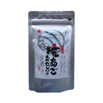 焼きあご天然だしパック （5g×10袋）×2p かね七&nbsp; &nbsp; 遠赤焙焼製法で焼き上げているため、 「香り」が良く、味わい深く、 「にごり」の少ない「コク」のあるだしがとれます。 香りが良く、にごりの少ないコクのあるだしがとれます。 特に麺つゆのだしに使用するとうま味が引き立ちます。 お吸い物、鍋物等にもご利用下さい。 ■商品名…焼きあご天然だしパック(5g×10袋)×2p ■内容量…(5g×10袋)×2p ■原材料…とびうおの煮干 ■アレルギー表示…当工場では、さば、えびを含む製品を製造しています。 ■賞味期限…10ヶ月 ■保存方法…常温 かね七「ほたるいかの沖漬 220g 」 かね七「氷見にぼし 100g×10袋」 かね七「棒たら甘露煮 500g」 かね七「昆布巻ギフト 波の彩 5本入」 かね七「昆布巻ギフト 波の宴 3本入」 かね七「昆布巻ギフト 波の彩 5本入」 かね七「かつおだし 1kg」 かね七「にぼしだし 1kg」 かね七「こんぶだし 1kg」 かね七「白えび甘酢漬け 150g」 かね七「ほたるいか黒作り 180g」 かね七「海草美人 140g」 かね七「あさ漬けの素こんぶ風味 （4g×8本入り）×20袋」 かね七「あさ漬けの素かつお風味 （4g×8本入り）×20袋」 商品説明 名称 天然だしの素パック(8g×30袋)×2p 内容量 (8g×30袋)×2p 原材料 鰹節、いわし煮干、昆布、椎茸、あじ ■アレルギー表示…当工場では、さば、えびを使用した製品を製造しています。 賞味期限 6ヶ月 保存方法 常温 製造元 味つくり100年 かね七　富山県富山市水橋 備考 商品表示責任者 水井食品 株式会社創業は明治17年。当時水橋港には北海道との間を行き来する船が多数出入りをしていました。初代、石黒豊次郎は北海道などの北国へ南の産物を販売しようと考え、いわしの煮干などの取り扱いをはじめました。これが私たちかね七のスタートです。大正7年には二代目石黒重次が、花かつお削りぶしの販売を開始。製造メーカーとしての第一歩を踏み出し、以後主力商品である煮干、花かつおをはじめ、昆布巻、海苔、珍味など多角的な品揃えを展開してまいりました。また、かね七が創業以来こだわり続ける自然そのものの風味を、簡単に食卓で味わえる顆粒だしの素に代表されるように、ライフスタイルの変遷や多様化する食のニーズに応じた新製品づくりも積極的に行っています。