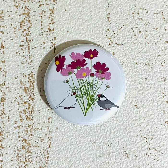 文鳥 缶バッジ 「コスモスと文鳥」 パープル 白文鳥 桜文鳥 32mm 缶バッチ グッズ ことり 小鳥 鳥 鳥好き 雑貨 缶バッチ バッジ プレゼント 可愛い アメリカン雑貨 ファッション小物 かわいい グッズ キャップ 帽子 バックパック リュック 3