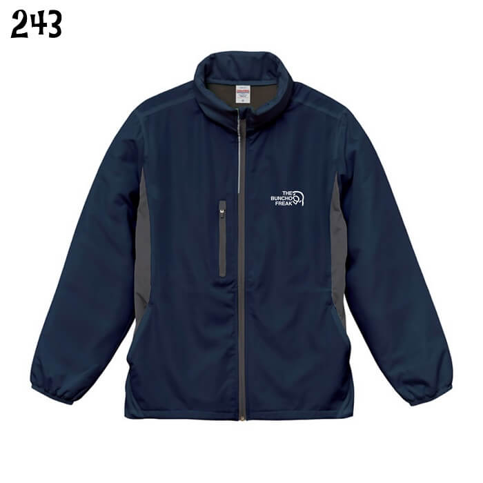 サイズ S M L XL XXL 着丈 66 69 72 75 78 身幅 53 56 59 62 65 肩幅 45 46 59 51 54 袖丈 63 64 65 66 66 文鳥ブルゾンの解説 文鳥・小鳥をモチーフにした、おしゃれで可愛い、大人のブルゾン。 ポップで個性的、かつユニークなイラストで他と差がつきます。 防風・撥水機能もついたスグレモノ。 文鳥ブルゾンの詳細 ジャンル 文鳥グッズ・文鳥雑貨・小鳥 グッズ・ことり 雑貨 ブルゾン・ミリタリー・アーミー・軍もの 対象 男性（メンズ）・女性（レディース） サイズ メンズ：S　M　L　XL 素材 表地：ポリエステル100％ マイクロリップストップ （表面：フッ素系撥水　裏面：アクリルコーティング） 裏地＜胴＞：ポリエステル100％（フリース） 裏地＜袖＞：ポリエステル100％（タフタ） 保温材＜袖＞：ポリエステル100％ 脇下：ポリエステル100％（ラミネート加工　ストレッチリブ） 原産国 中国 利用シーン 普段着やお出かけ着はもちろん、タウン・アウトドアなどのウェアとして着用されています。 フェスやライブ・コンサートシーンや鳥好きのイベントやオフ会にもオススメ。 ラッピング ギフトラッピング無料 備考 メンズ、レディース共用です。 ※サイズはあくまで目安です。実寸とは異なる場合がありますのでご了承ください。 モチーフ 文鳥 ぶんちょう ブンチョウ 白文鳥 桜文鳥 シナモン文鳥 シルバー文鳥 クリーム文鳥 セキセイインコ オカメインコ コザクラインコ マメルリハ シマエナガ ハシビロコウ 猫 ネコ ニャンコ 黒猫 白猫 三毛猫 サビ猫 茶トラ 茶白 キジトラ キジ白 サバトラ サバシロ 鳥 小鳥 ことり フィンチ ペット 鳥好き 用途 通勤 通学 お買い物 ショッピング お出かけ デート 旅行 一泊 プレゼント ギフト スポーツ サッカー テニス マラソン ジョギング ランニング ウォーキング ゴルフ 登山 山登り ライブ フェス イベント 部屋着 普段着 ジム トレーニング 対象 メンズ レディース 男性 女性 大人女子 男の子 女の子 学生 サラリーマン フリーター お祝い 誕生日 クリスマス バレンタイン ホワイトデー 父の日 母の日 記念日 結婚記念日 詳細 かわいい 可愛い おしゃれ オシャレ シンプル ユニーク おもしろい 面白い 白 ホワイト 黒 ブラック グレー アッシュ ロックT ロックTシャツ バンドT バンドTシャツ クルーネック 丸首 ポケットTシャツ 吸汗速乾 ドライ ドライT 当店の小鳥グッズはギフトにも好評です。 母の日、父の日、誕生日、バレンタインデー、ホワイトデー、クリスマスなど、定番のギフトイベントこそ、 気の利いたプレゼントを贈ってみませんか。 大切な方へのおみやげやなどにも人気です。 ラッピングも対応いたしますので、お気軽にご連絡下さい。こちらの商品は【受注生産】になります。 以下の説明をよくご確認頂いてからご注文下さい。 文鳥リップストップフードインブルゾン「THE BUNCHO FREAK」 着回ししやすい文鳥ブルゾン ■使える文鳥ブルゾン ■デザイン ■機能も充実、高機能シェル S　P　E　C 商品名 文鳥リップストップフードインブルゾン THE BUNCHO FREAK ブランド 243 生地 マイクロリップストップ 生地の厚さ 普通 素材 表地：ポリエステル100％ マイクロリップストップ （表面：フッ素系撥水　裏面：アクリルコーティング） 裏地＜胴＞：ポリエステル100％（フリース） 裏地＜袖＞：ポリエステル100％（タフタ） 保温材＜袖＞：ポリエステル100％ 脇下：ポリエステル100％（ラミネート加工　ストレッチリブ） プリント 転写プリント カラー ホワイト、ブラック、ネイビー サイズ メンズ/S M L XL XXL 機能 防風・撥水 メール便 不可※メール便に関しては《コチラ》をご確認ください。 ラッピング ラッピングは無料にて承ります。※ラッピング関しては《コチラ》をご確認ください。 生産国 中国 備考 裏地：フリース S　I　Z　E S M L XL XXL 着丈 66 69 72 75 78 身幅 53 56 59 62 65 肩幅 45 46 49 51 54 袖丈 63 64 65 66 66 メール便 × × × × × ※ サイズ表記より1cm前後誤差が生じる場合がございます。 ■ギフトにオススメ 文鳥好きなあなたの大切な人へのギフトとしても最適です。 文鳥好きな方へ贈り物として選ばれたみなさん、喜んでもらったと評判です。 家族や恋人とお揃いでどうぞ。 ラッピング無料。 ・贈り物にしても喜ばれたと評判です ■ご注文からお届けまで 当店がご注文を確認してからお届けまでに 3〜10営業日ほど お時間を頂きます。 ※期間は目安です。 繁忙期や大型連休中は更に日数を要する場合がございます。 ■ショップからのお願い ●返品交換不可 受注生産品ですので初期不良の場合以外の返品・交換はできません。 予めご了承頂いてからご注文下さい。 Product by Hydaway 【関連商品】 ●Tシャツはこちら ●ポロシャツはこちら ●スウェット・パーカーはこちら ●アウターはこちら ●タオルはこちら ●マグカップはこちら