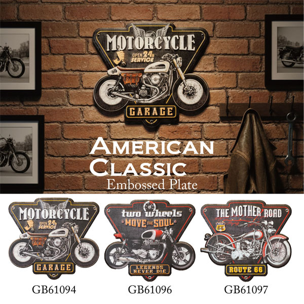 鉄板にエンボス加工を施した、立体感と重厚感が魅力のアメリカンバイクデザイン・ウォールプレート。 金属ならではの質感と浮き上がるようなエンボスの凹凸が、空間に無骨でヴィンテージな雰囲気をプラスしてくれます。 ガレージ、バイクショップ、メンズライクな部屋、カフェ風インテリアなど、どこに飾っても存在感抜群。 壁に掛けるだけで空間が一気にアメリカンヴィンテージに染まる、迫力あるエンボスプレートです。 素材・成分：鉄W30 x H27 cm