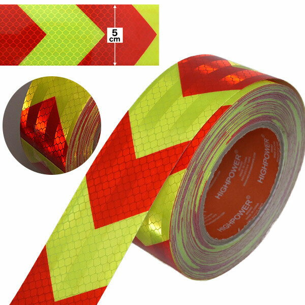 夜間でも高い視認性！ ■夜間の視認性を大幅アップ！ 夜間の視認性向上や注意喚起に役立つ高輝度反射テープです。暗い場所でも光を受けてしっかり反射し、安全対策をサポートします。 ■防水仕様で屋外OK！ 耐水性素材が湿気や蒸気による表面の劣化を防ぎ、製品寿命を延ばします。 ■プリズム構造で効率的に反射！ 高輝度マイクロプリズム構造を採用。微細な六角形パターンが光を効率よく反射し、夜間でも遠くから視認しやすい仕様です。 ■貼るだけ簡単施工！ 裏面は粘着加工済み。 ハサミやカッターで好きなサイズにカットして貼るだけ！ ■さまざまな場所で活躍！ 車・自転車・バイク、駐車場やガレージ、工事現場、工場や倉庫など幅広い場所で使用できます。柱や段差、壁などの危険箇所の注意表示にも最適で、視認性を高めて安全対策に役立ちます。 サイズ(約) 幅：10cm、長さ：100m、厚さ：0.2mm 付属品 ヘラ素材・成分：素材 PVC