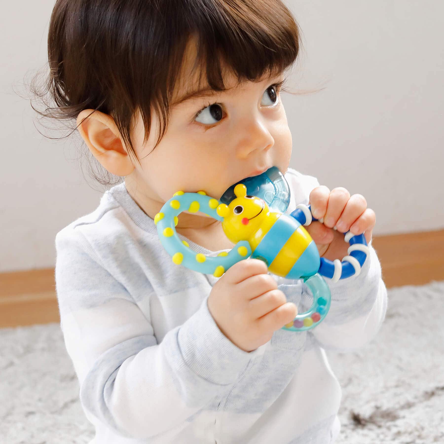 歯固め サッシー バンブルバイツ ロングセラー　ハチのはがため　かみかみみつばち　カラフル 冷蔵庫 冷やせる プレゼント 歯がため 赤ちゃん 新生児 ひんやりのサムネイル