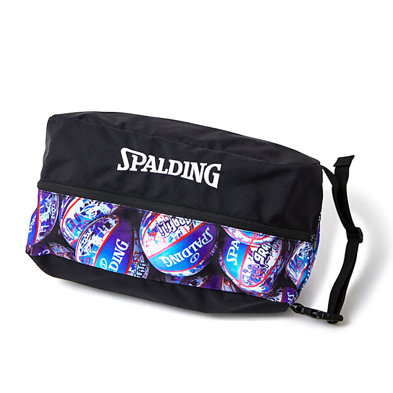 ◎内容:グラフィティボールのブルー×レッドのボールパターンを用いたシューズバッグです。持ち運びしやすい人気のシューズバッグで長さ調節できるベルト付き。シンプルで使いやすいバッシュ収納バッグ。■商品仕様●商品名：SPALDING SHOES ...
