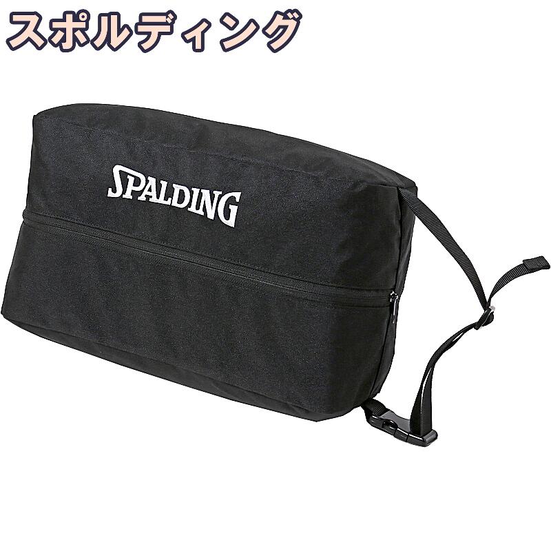 バスケットシューズバッグ ブラックホワイト色 ■商品仕様 ●アイヒーリング楽天店 商品名：SPALDING SHOES BAG BLACK WHITE シューズ バッグ ホワイトモデル スポルディング 23AW バッシュケース バッシュ入れシューズケース バスケシューズ入れ iHealing basketball 2023 メンズ レディース 男性 女性 ●バスケットシューズケース素材：ポリエステル ●本体サイズ：W38cm*H19cm*D14cm ●カラー 柄：ブラック 黒・ホワイト 白、無地 ●用途：遊び 練習 試合 スポーツクラブ 学校 部活 靴 バスケットシューズ運ぶ・シューズ保管 収納 移動バスケグッズ バスケシューズケース チーム使用 ●販売店：アイヒーリング楽天店 正規販売店 ●ブランド メーカー：スポルディングジャパン株式会社 ◎内容：シューズ収納バッグ。定番シューズバッグのホワイトカラー。デイリーに使いやすいベーシックなカラーです。 靴を持ち運ぶ際に便利。他の荷物が汚れず、ファスナー式で開閉簡単。 長さ調節可能なベルト付きで持ち運び便利。シンプルで使いやすい。 38cmの大容量サイズなので、バッシュや大きな靴もしっかり収納することができます。 ファスナー式の開閉口は使いやすく、長さ調節可能なベルト付きなので、肩からかけたり手に持ったり自由に持ち運びできます。 このシューズバッグは、バスケットボールをする人はもちろん、アウトドアやスポーツイベントに参加する方にもおすすめです。その他の小物や衣類の収納にも活用できます。 バスケットボールシューズをしっかりと収納し保護すれば、どんな環境でも安心して持ち歩けます。 ブラックとホワイトのロゴが、シューズバッグをシンプルでスタイリッシュに見せます。類似商品、比較されている商品はこちらシューズバッグ バタフライ プレイド 蝶 422,750円シューズバッグ ストリートファントム マルチ 2,970円スポンジボブ シューズバッグ パターン イエロ2,870円スポンジボブ シューズバッグ ウエーブ ピンク2,870円スポルディング バスケットボール シューズバッ2,750円バスケットボール シューズバッグ ネオン トロ2,750円