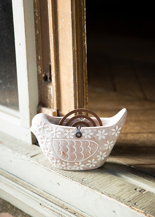 こちらもテラコッタ製で、蚊取り線香を縦にセットするタイプです。アイテムを製作しているのは、バングラデシュで立ち上げられた「ジュート ワークス」。

立場が弱い農村の女性たちに手工芸を通して収入の機会をもたらすというプロジェクトで、多様な雑貨を世界へと送り出しています。商品の背景にあるそんなストーリーも素敵です。